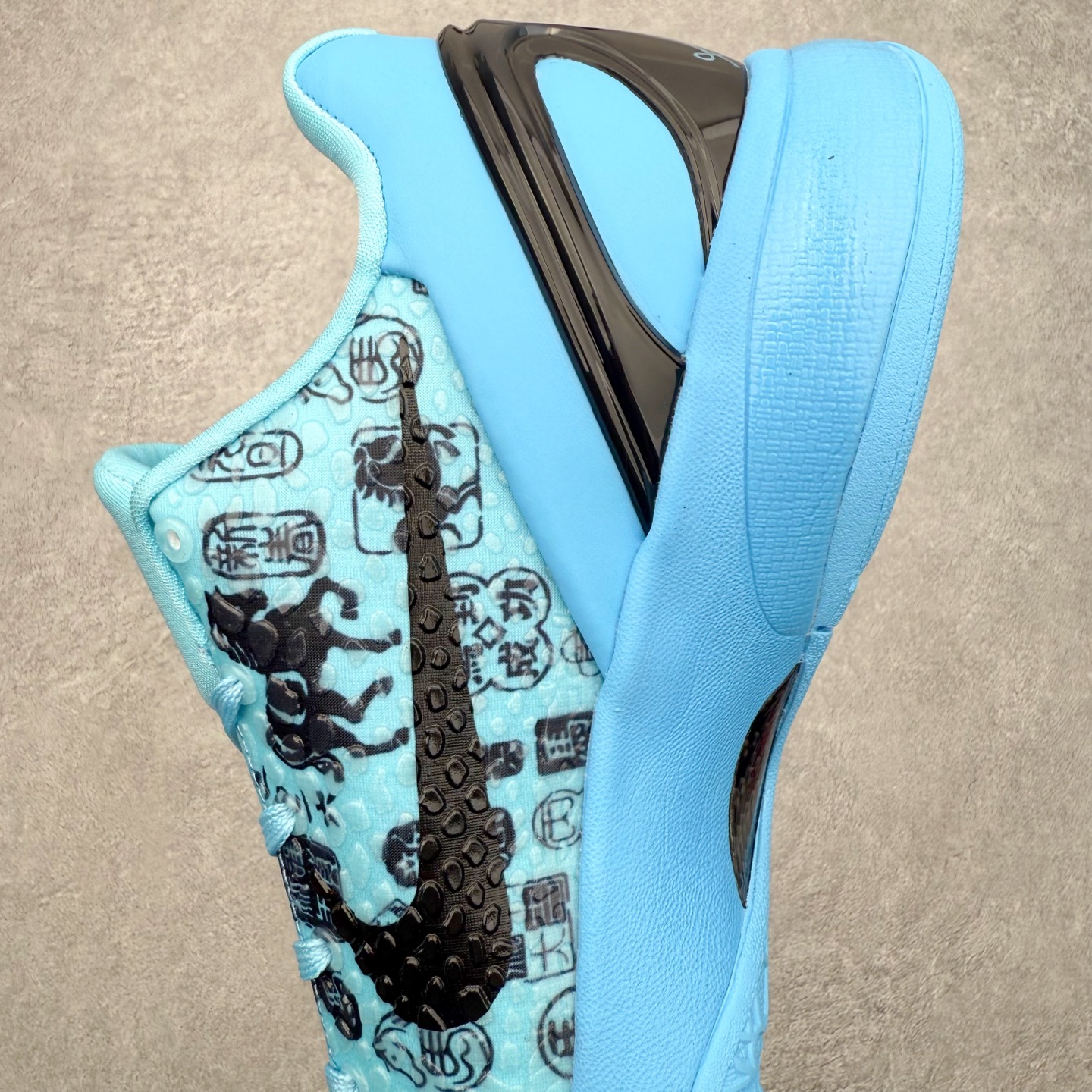 图片[7]-NK Zoom Kobe 6 Protro 科比六代实战篮球鞋 马年定制CYN配色 Eric Avar 这一次在设计中将轻盈发挥到了极致 鞋面采用了更加轻盈、更加强韧的创新的Flywire 2.0技术 球鞋重量更加轻质 重量仅为10.6盎司 内靴设计也使得穿着更加舒适 中底的配置则依日是可靠的zoom气垫和碳板的搭配 外底有个小细节令人十分喜欢 将纹路做成了心电图状 寓意科比对于篮球的喜爱 尺码：40 40.5 41 42 42.5 43 44 44.5 45 46-选品中心
