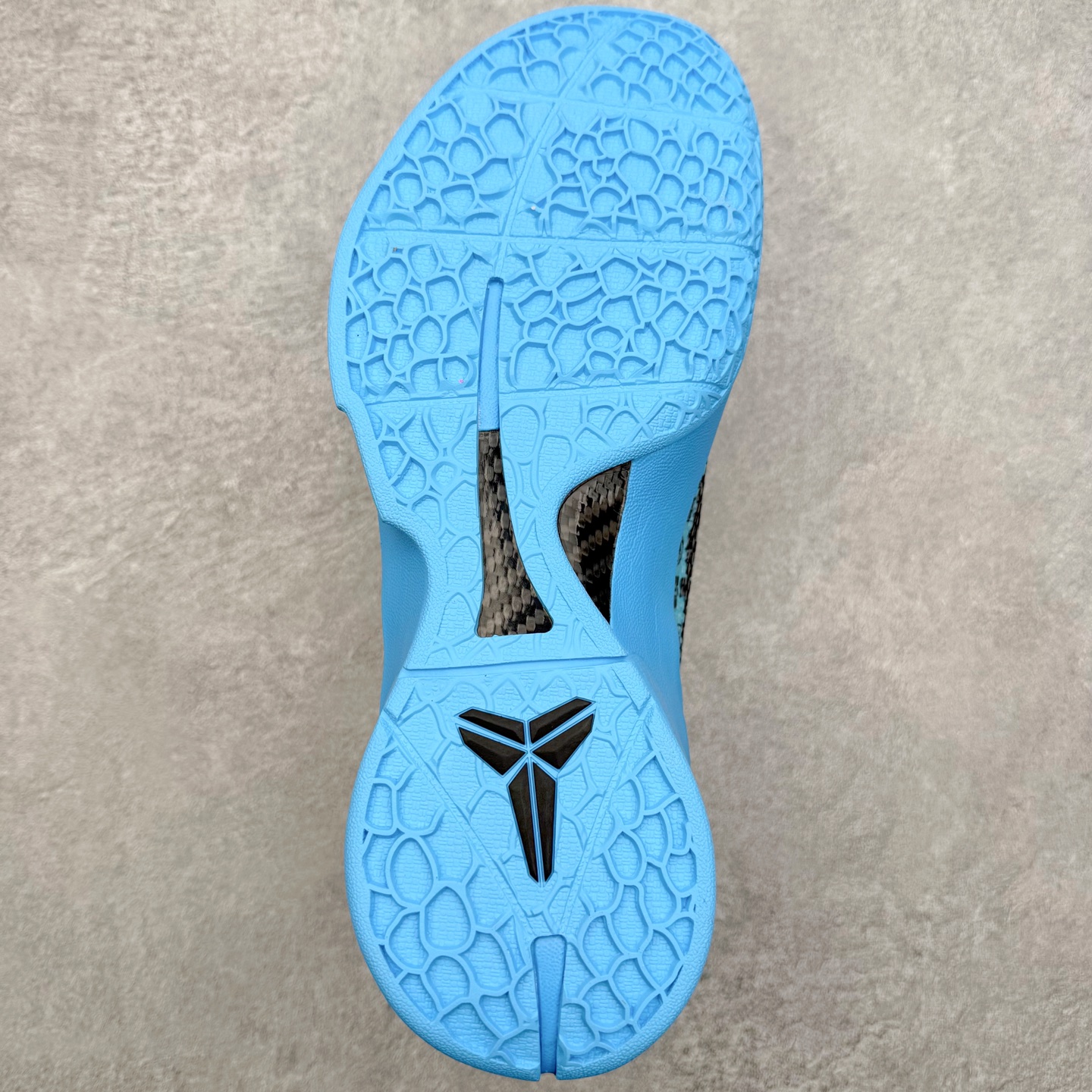 图片[9]-NK Zoom Kobe 6 Protro 科比六代实战篮球鞋 马年定制CYN配色 Eric Avar 这一次在设计中将轻盈发挥到了极致 鞋面采用了更加轻盈、更加强韧的创新的Flywire 2.0技术 球鞋重量更加轻质 重量仅为10.6盎司 内靴设计也使得穿着更加舒适 中底的配置则依日是可靠的zoom气垫和碳板的搭配 外底有个小细节令人十分喜欢 将纹路做成了心电图状 寓意科比对于篮球的喜爱 尺码：40 40.5 41 42 42.5 43 44 44.5 45 46-选品中心
