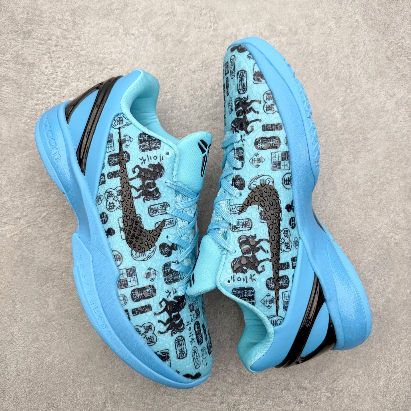 图片[3]-NK Zoom Kobe 6 Protro 科比六代实战篮球鞋 马年定制CYN配色 Eric Avar 这一次在设计中将轻盈发挥到了极致 鞋面采用了更加轻盈、更加强韧的创新的Flywire 2.0技术 球鞋重量更加轻质 重量仅为10.6盎司 内靴设计也使得穿着更加舒适 中底的配置则依日是可靠的zoom气垫和碳板的搭配 外底有个小细节令人十分喜欢 将纹路做成了心电图状 寓意科比对于篮球的喜爱 尺码：40 40.5 41 42 42.5 43 44 44.5 45 46-选品中心