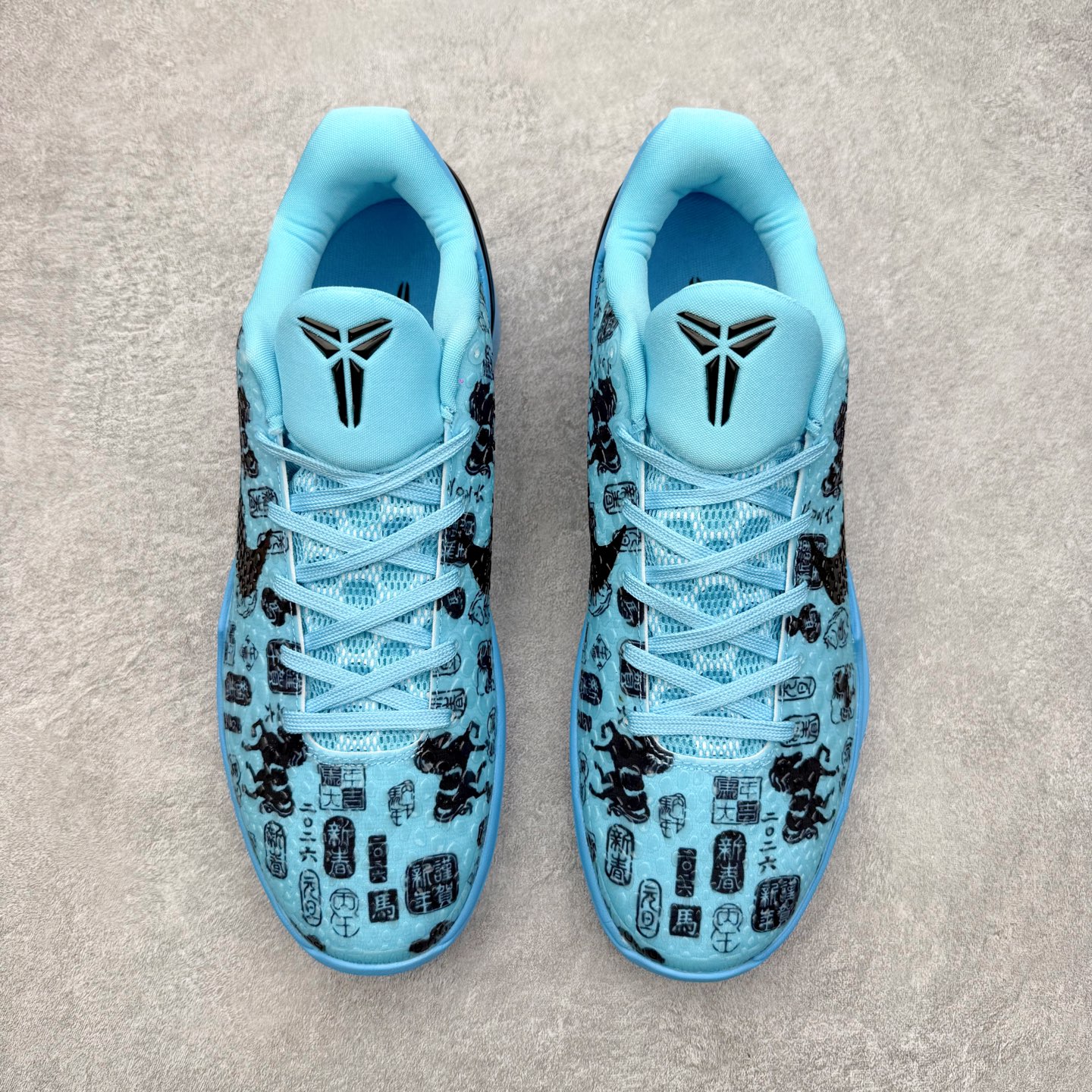 图片[2]-NK Zoom Kobe 6 Protro 科比六代实战篮球鞋 马年定制CYN配色 Eric Avar 这一次在设计中将轻盈发挥到了极致 鞋面采用了更加轻盈、更加强韧的创新的Flywire 2.0技术 球鞋重量更加轻质 重量仅为10.6盎司 内靴设计也使得穿着更加舒适 中底的配置则依日是可靠的zoom气垫和碳板的搭配 外底有个小细节令人十分喜欢 将纹路做成了心电图状 寓意科比对于篮球的喜爱 尺码：40 40.5 41 42 42.5 43 44 44.5 45 46-选品中心