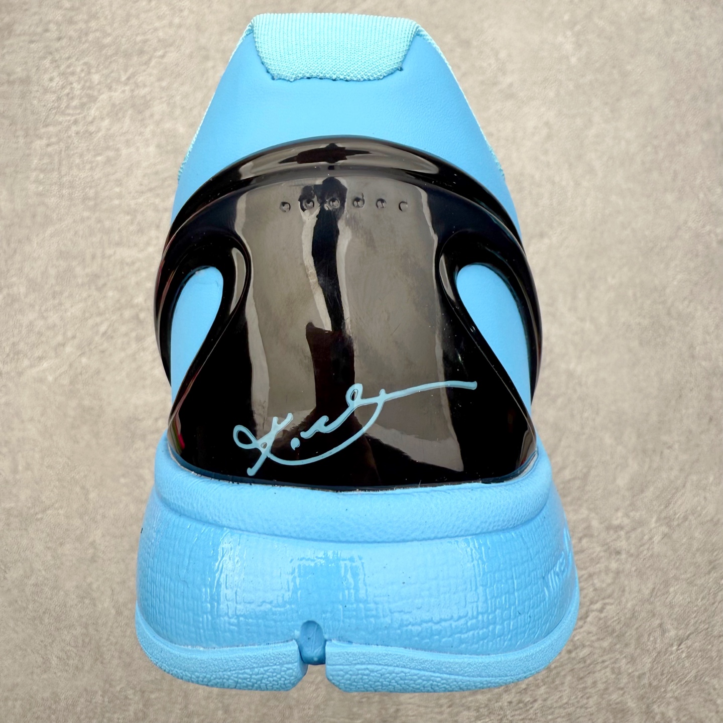 图片[8]-NK Zoom Kobe 6 Protro 科比六代实战篮球鞋 马年定制CYN配色 Eric Avar 这一次在设计中将轻盈发挥到了极致 鞋面采用了更加轻盈、更加强韧的创新的Flywire 2.0技术 球鞋重量更加轻质 重量仅为10.6盎司 内靴设计也使得穿着更加舒适 中底的配置则依日是可靠的zoom气垫和碳板的搭配 外底有个小细节令人十分喜欢 将纹路做成了心电图状 寓意科比对于篮球的喜爱 尺码：40 40.5 41 42 42.5 43 44 44.5 45 46-选品中心
