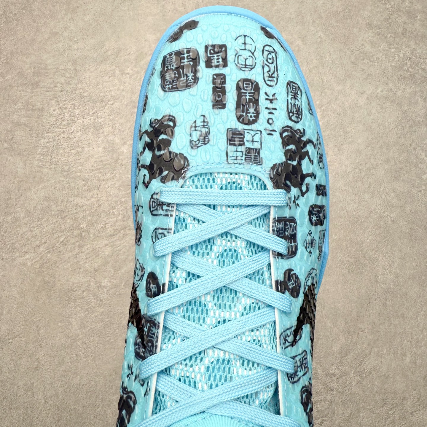 图片[4]-NK Zoom Kobe 6 Protro 科比六代实战篮球鞋 马年定制CYN配色 Eric Avar 这一次在设计中将轻盈发挥到了极致 鞋面采用了更加轻盈、更加强韧的创新的Flywire 2.0技术 球鞋重量更加轻质 重量仅为10.6盎司 内靴设计也使得穿着更加舒适 中底的配置则依日是可靠的zoom气垫和碳板的搭配 外底有个小细节令人十分喜欢 将纹路做成了心电图状 寓意科比对于篮球的喜爱 尺码：40 40.5 41 42 42.5 43 44 44.5 45 46-选品中心