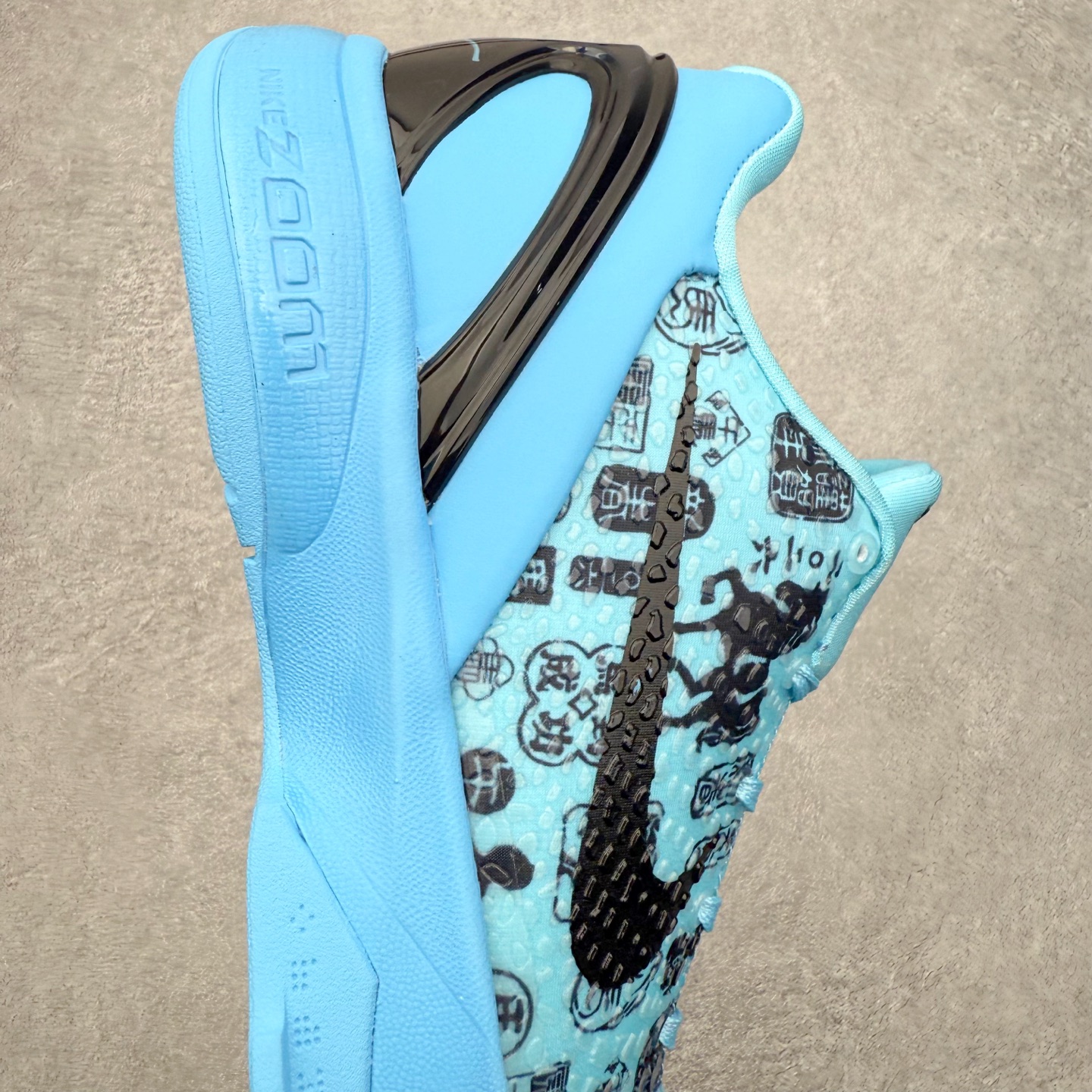 图片[6]-NK Zoom Kobe 6 Protro 科比六代实战篮球鞋 马年定制CYN配色 Eric Avar 这一次在设计中将轻盈发挥到了极致 鞋面采用了更加轻盈、更加强韧的创新的Flywire 2.0技术 球鞋重量更加轻质 重量仅为10.6盎司 内靴设计也使得穿着更加舒适 中底的配置则依日是可靠的zoom气垫和碳板的搭配 外底有个小细节令人十分喜欢 将纹路做成了心电图状 寓意科比对于篮球的喜爱 尺码：40 40.5 41 42 42.5 43 44 44.5 45 46-选品中心