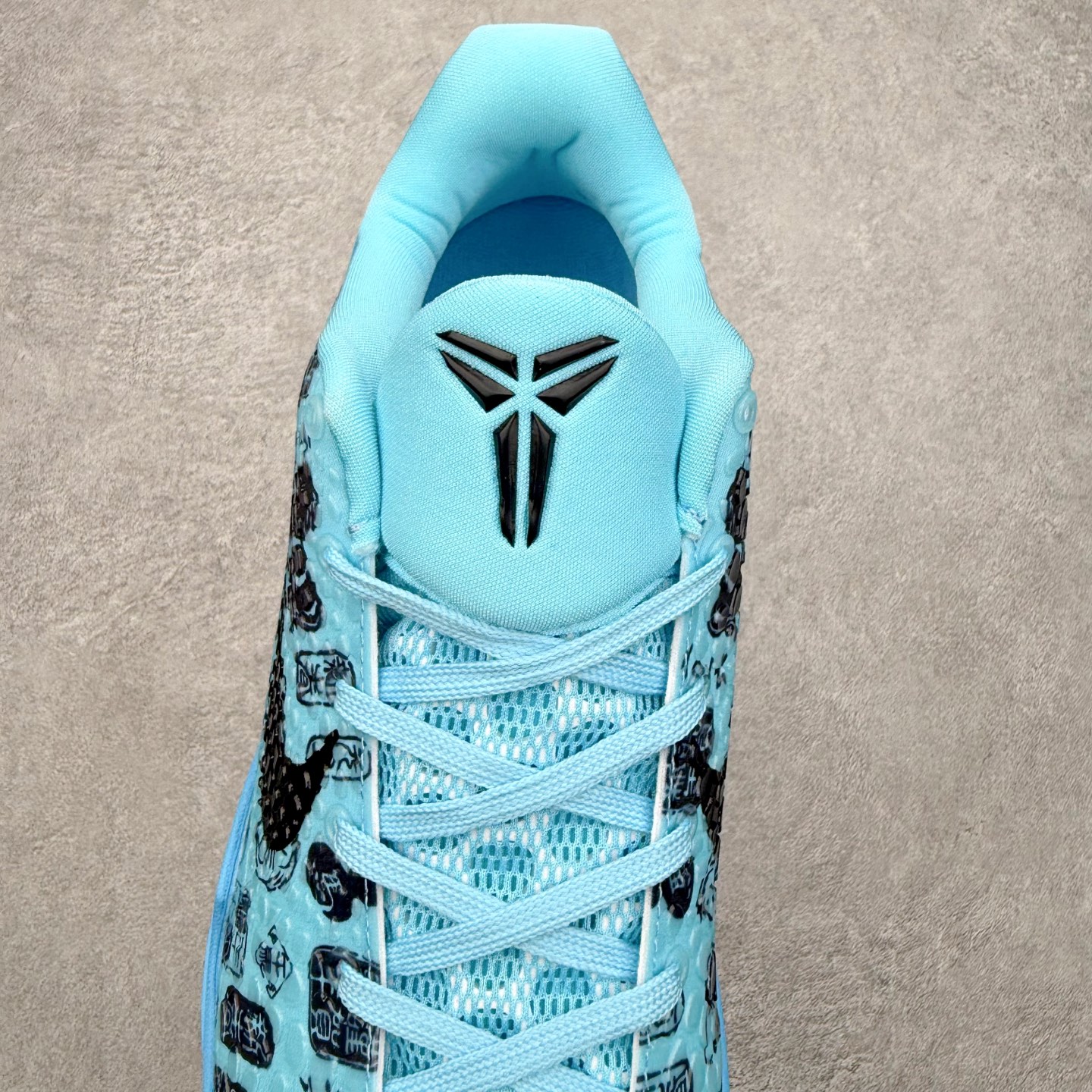 图片[5]-NK Zoom Kobe 6 Protro 科比六代实战篮球鞋 马年定制CYN配色 Eric Avar 这一次在设计中将轻盈发挥到了极致 鞋面采用了更加轻盈、更加强韧的创新的Flywire 2.0技术 球鞋重量更加轻质 重量仅为10.6盎司 内靴设计也使得穿着更加舒适 中底的配置则依日是可靠的zoom气垫和碳板的搭配 外底有个小细节令人十分喜欢 将纹路做成了心电图状 寓意科比对于篮球的喜爱 尺码：40 40.5 41 42 42.5 43 44 44.5 45 46-选品中心