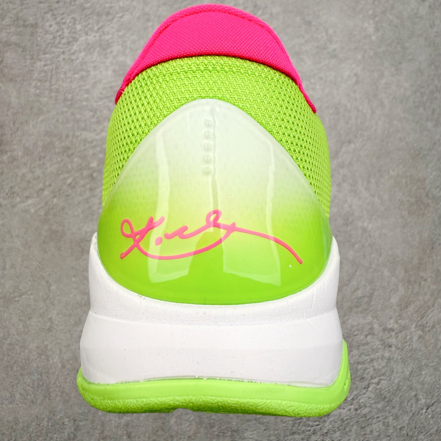 图片[8]-NK Zoom Kobe 5 Protro 科比五代实战篮球鞋 马年定制CYN配色 Eric Avar 这一次在设计中将轻盈发挥到了极致 鞋面采用了更加轻盈、更加强韧的创新的Flywire 2.0技术 球鞋重量更加轻质 重量仅为10.6盎司 内靴设计也使得穿着更加舒适 中底的配置则依日是可靠的zoom气垫和碳板的搭配 外底有个小细节令人十分喜欢 将纹路做成了心电图状 寓意科比对于篮球的喜爱 尺码：40 40.5 41 42 42.5 43 44 44.5 45 46-选品中心