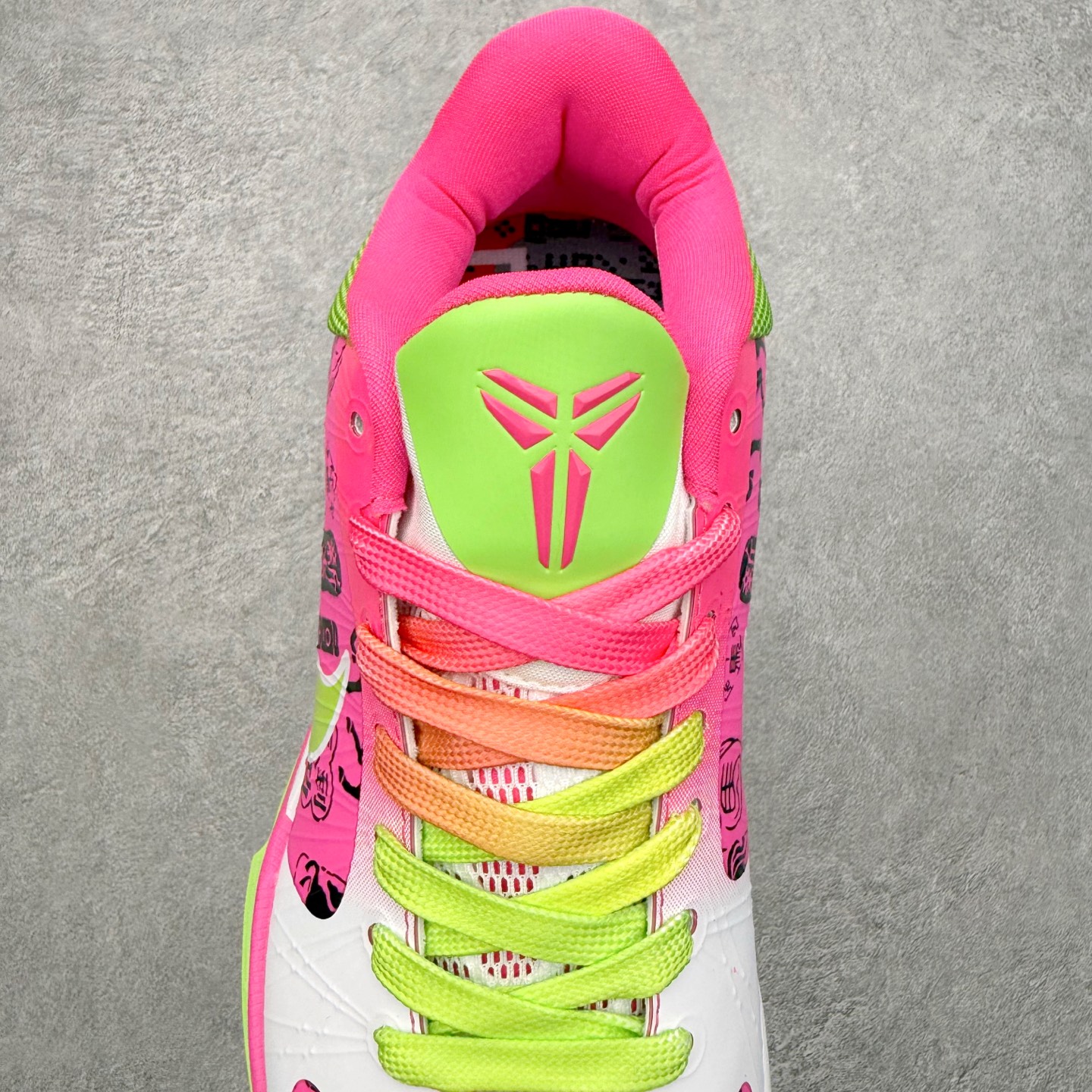 图片[5]-NK Zoom Kobe 5 Protro 科比五代实战篮球鞋 马年定制CYN配色 Eric Avar 这一次在设计中将轻盈发挥到了极致 鞋面采用了更加轻盈、更加强韧的创新的Flywire 2.0技术 球鞋重量更加轻质 重量仅为10.6盎司 内靴设计也使得穿着更加舒适 中底的配置则依日是可靠的zoom气垫和碳板的搭配 外底有个小细节令人十分喜欢 将纹路做成了心电图状 寓意科比对于篮球的喜爱 尺码：40 40.5 41 42 42.5 43 44 44.5 45 46-选品中心