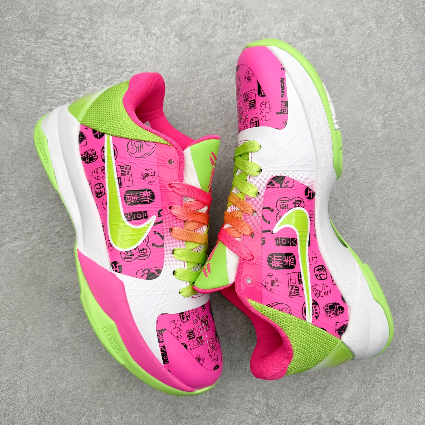 图片[3]-NK Zoom Kobe 5 Protro 科比五代实战篮球鞋 马年定制CYN配色 Eric Avar 这一次在设计中将轻盈发挥到了极致 鞋面采用了更加轻盈、更加强韧的创新的Flywire 2.0技术 球鞋重量更加轻质 重量仅为10.6盎司 内靴设计也使得穿着更加舒适 中底的配置则依日是可靠的zoom气垫和碳板的搭配 外底有个小细节令人十分喜欢 将纹路做成了心电图状 寓意科比对于篮球的喜爱 尺码：40 40.5 41 42 42.5 43 44 44.5 45 46-选品中心