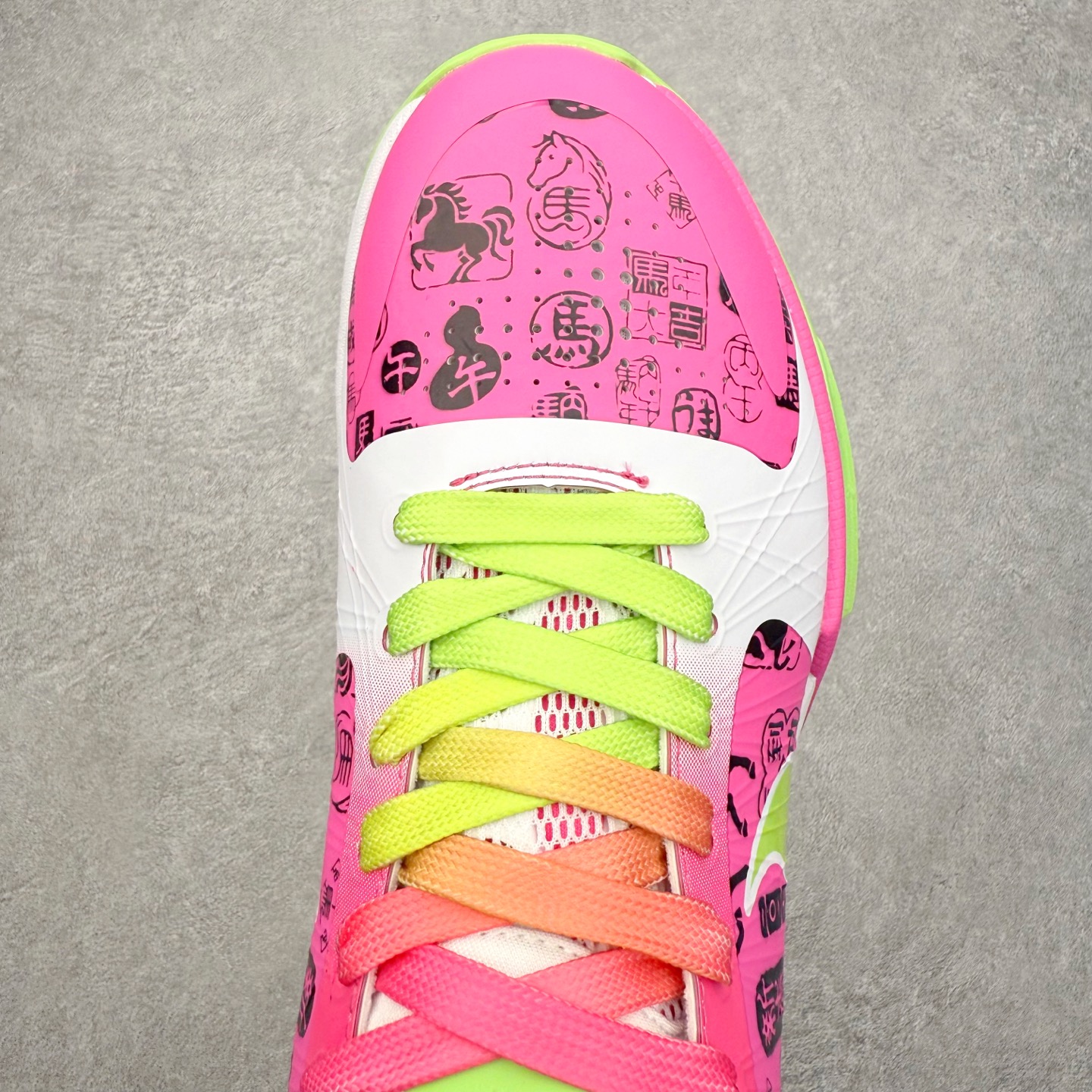 图片[4]-NK Zoom Kobe 5 Protro 科比五代实战篮球鞋 马年定制CYN配色 Eric Avar 这一次在设计中将轻盈发挥到了极致 鞋面采用了更加轻盈、更加强韧的创新的Flywire 2.0技术 球鞋重量更加轻质 重量仅为10.6盎司 内靴设计也使得穿着更加舒适 中底的配置则依日是可靠的zoom气垫和碳板的搭配 外底有个小细节令人十分喜欢 将纹路做成了心电图状 寓意科比对于篮球的喜爱 尺码：40 40.5 41 42 42.5 43 44 44.5 45 46-选品中心