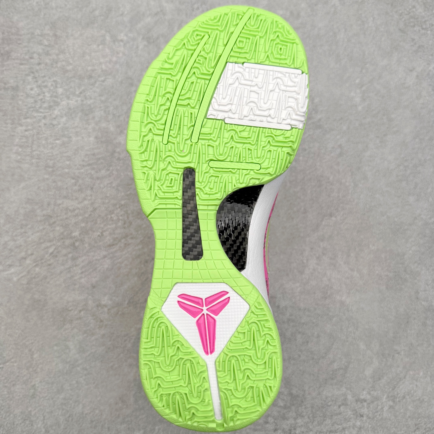 图片[9]-NK Zoom Kobe 5 Protro 科比五代实战篮球鞋 马年定制CYN配色 Eric Avar 这一次在设计中将轻盈发挥到了极致 鞋面采用了更加轻盈、更加强韧的创新的Flywire 2.0技术 球鞋重量更加轻质 重量仅为10.6盎司 内靴设计也使得穿着更加舒适 中底的配置则依日是可靠的zoom气垫和碳板的搭配 外底有个小细节令人十分喜欢 将纹路做成了心电图状 寓意科比对于篮球的喜爱 尺码：40 40.5 41 42 42.5 43 44 44.5 45 46-选品中心