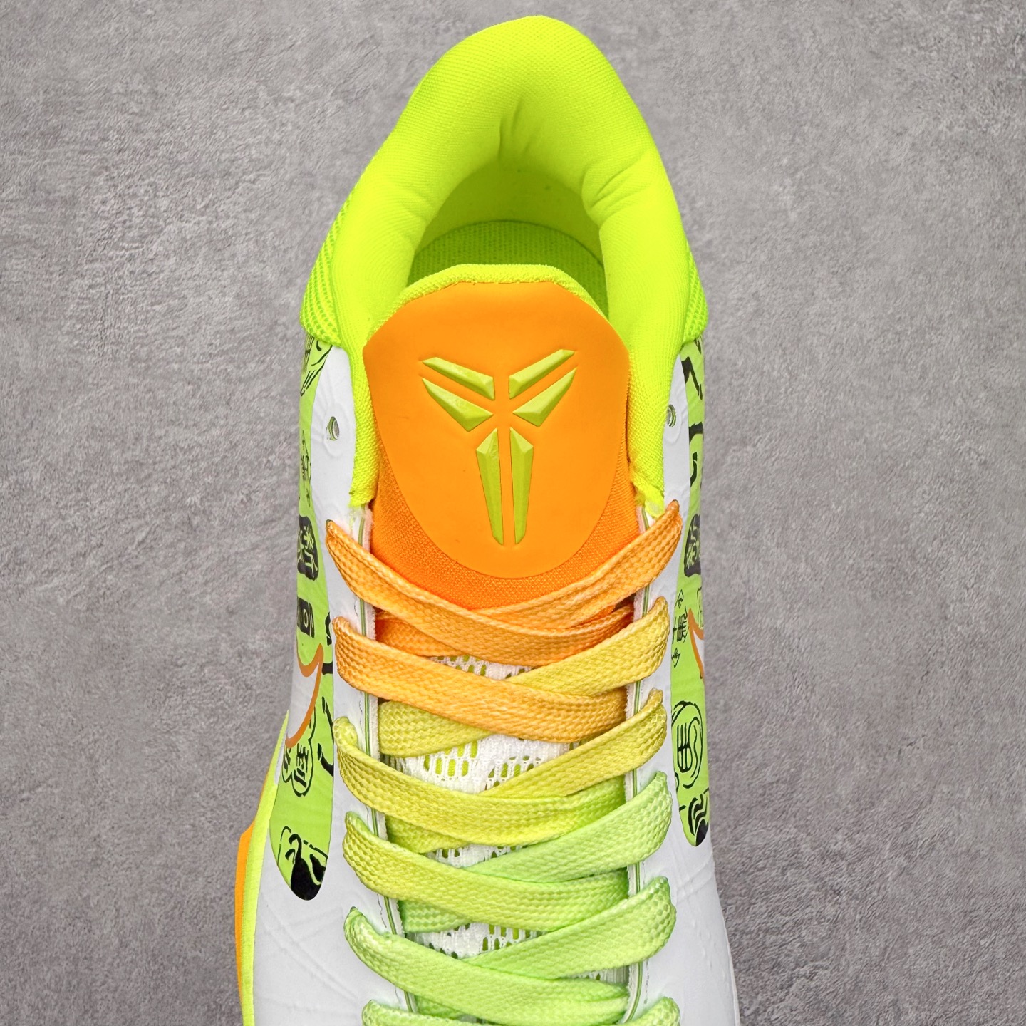 图片[5]-NK Zoom Kobe 5 Protro 科比五代实战篮球鞋 马年定制CYN配色 Eric Avar 这一次在设计中将轻盈发挥到了极致 鞋面采用了更加轻盈、更加强韧的创新的Flywire 2.0技术 球鞋重量更加轻质 重量仅为10.6盎司 内靴设计也使得穿着更加舒适 中底的配置则依日是可靠的zoom气垫和碳板的搭配 外底有个小细节令人十分喜欢 将纹路做成了心电图状 寓意科比对于篮球的喜爱 尺码：40 40.5 41 42 42.5 43 44 44.5 45 46-选品中心