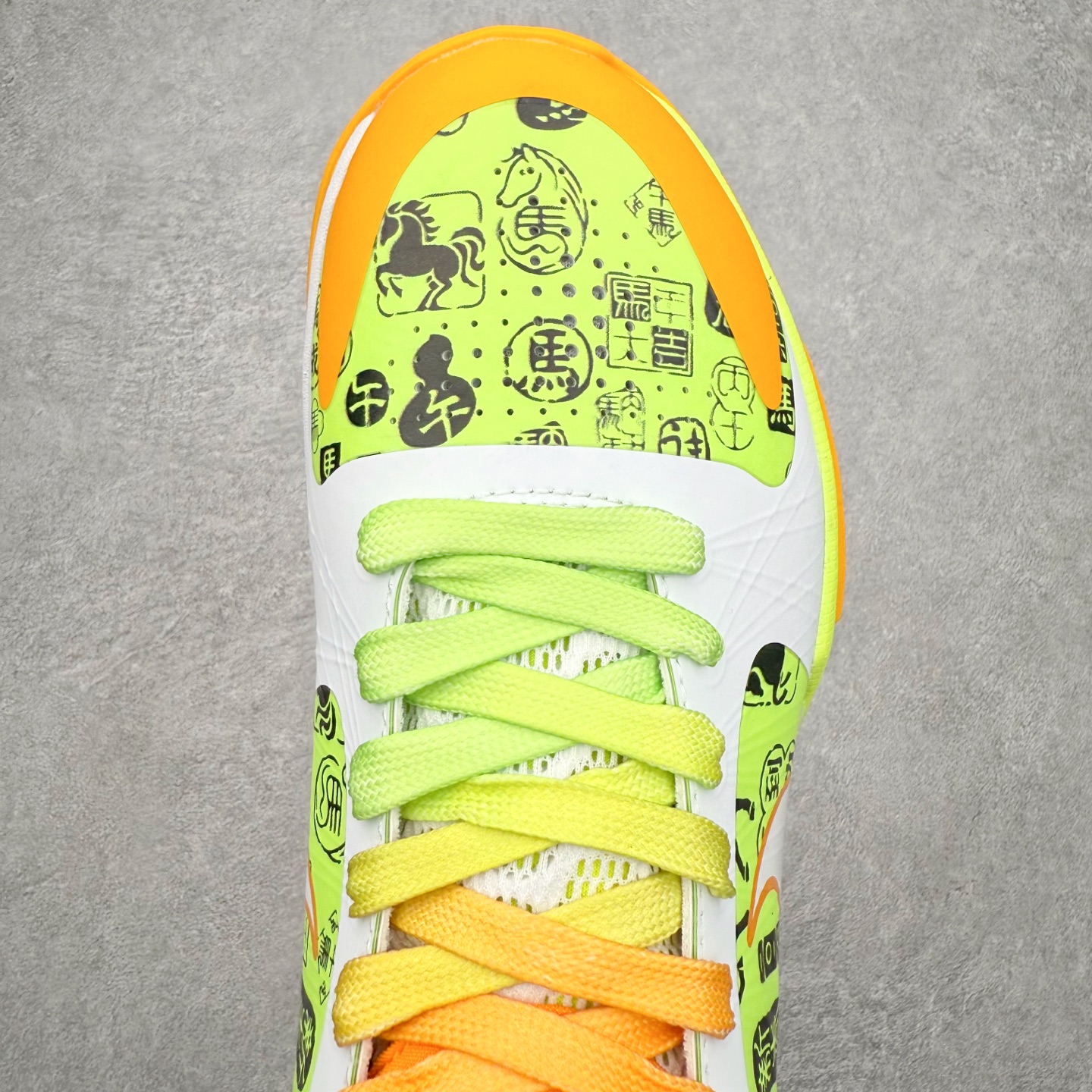 图片[4]-NK Zoom Kobe 5 Protro 科比五代实战篮球鞋 马年定制CYN配色 Eric Avar 这一次在设计中将轻盈发挥到了极致 鞋面采用了更加轻盈、更加强韧的创新的Flywire 2.0技术 球鞋重量更加轻质 重量仅为10.6盎司 内靴设计也使得穿着更加舒适 中底的配置则依日是可靠的zoom气垫和碳板的搭配 外底有个小细节令人十分喜欢 将纹路做成了心电图状 寓意科比对于篮球的喜爱 尺码：40 40.5 41 42 42.5 43 44 44.5 45 46-选品中心