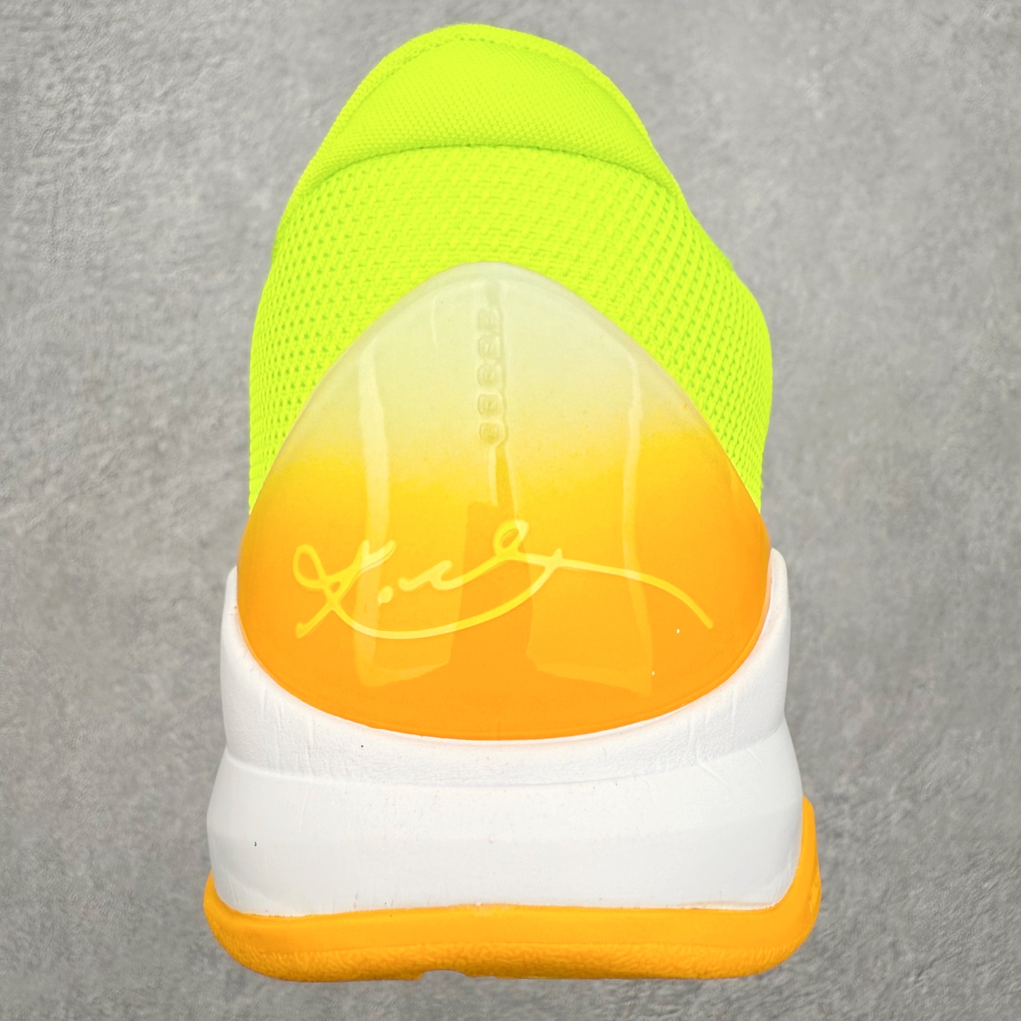 图片[8]-NK Zoom Kobe 5 Protro 科比五代实战篮球鞋 马年定制CYN配色 Eric Avar 这一次在设计中将轻盈发挥到了极致 鞋面采用了更加轻盈、更加强韧的创新的Flywire 2.0技术 球鞋重量更加轻质 重量仅为10.6盎司 内靴设计也使得穿着更加舒适 中底的配置则依日是可靠的zoom气垫和碳板的搭配 外底有个小细节令人十分喜欢 将纹路做成了心电图状 寓意科比对于篮球的喜爱 尺码：40 40.5 41 42 42.5 43 44 44.5 45 46-选品中心