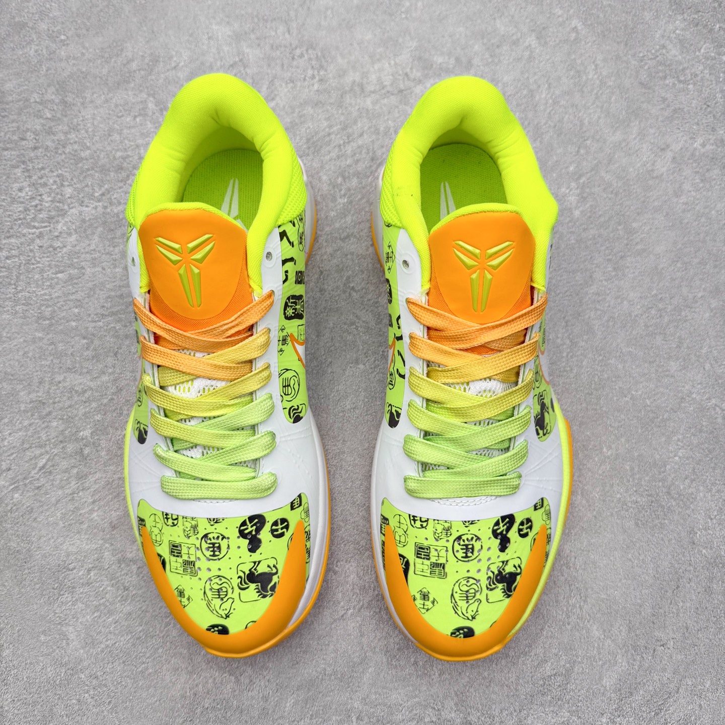 图片[2]-NK Zoom Kobe 5 Protro 科比五代实战篮球鞋 马年定制CYN配色 Eric Avar 这一次在设计中将轻盈发挥到了极致 鞋面采用了更加轻盈、更加强韧的创新的Flywire 2.0技术 球鞋重量更加轻质 重量仅为10.6盎司 内靴设计也使得穿着更加舒适 中底的配置则依日是可靠的zoom气垫和碳板的搭配 外底有个小细节令人十分喜欢 将纹路做成了心电图状 寓意科比对于篮球的喜爱 尺码：40 40.5 41 42 42.5 43 44 44.5 45 46-选品中心