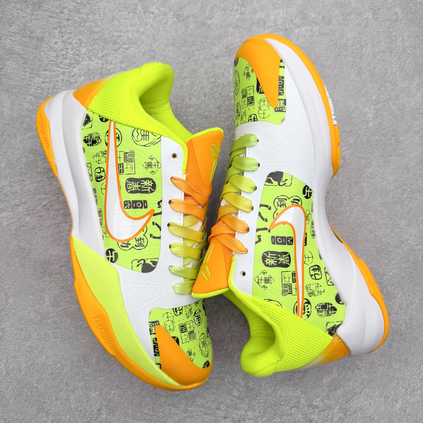 图片[3]-NK Zoom Kobe 5 Protro 科比五代实战篮球鞋 马年定制CYN配色 Eric Avar 这一次在设计中将轻盈发挥到了极致 鞋面采用了更加轻盈、更加强韧的创新的Flywire 2.0技术 球鞋重量更加轻质 重量仅为10.6盎司 内靴设计也使得穿着更加舒适 中底的配置则依日是可靠的zoom气垫和碳板的搭配 外底有个小细节令人十分喜欢 将纹路做成了心电图状 寓意科比对于篮球的喜爱 尺码：40 40.5 41 42 42.5 43 44 44.5 45 46-选品中心