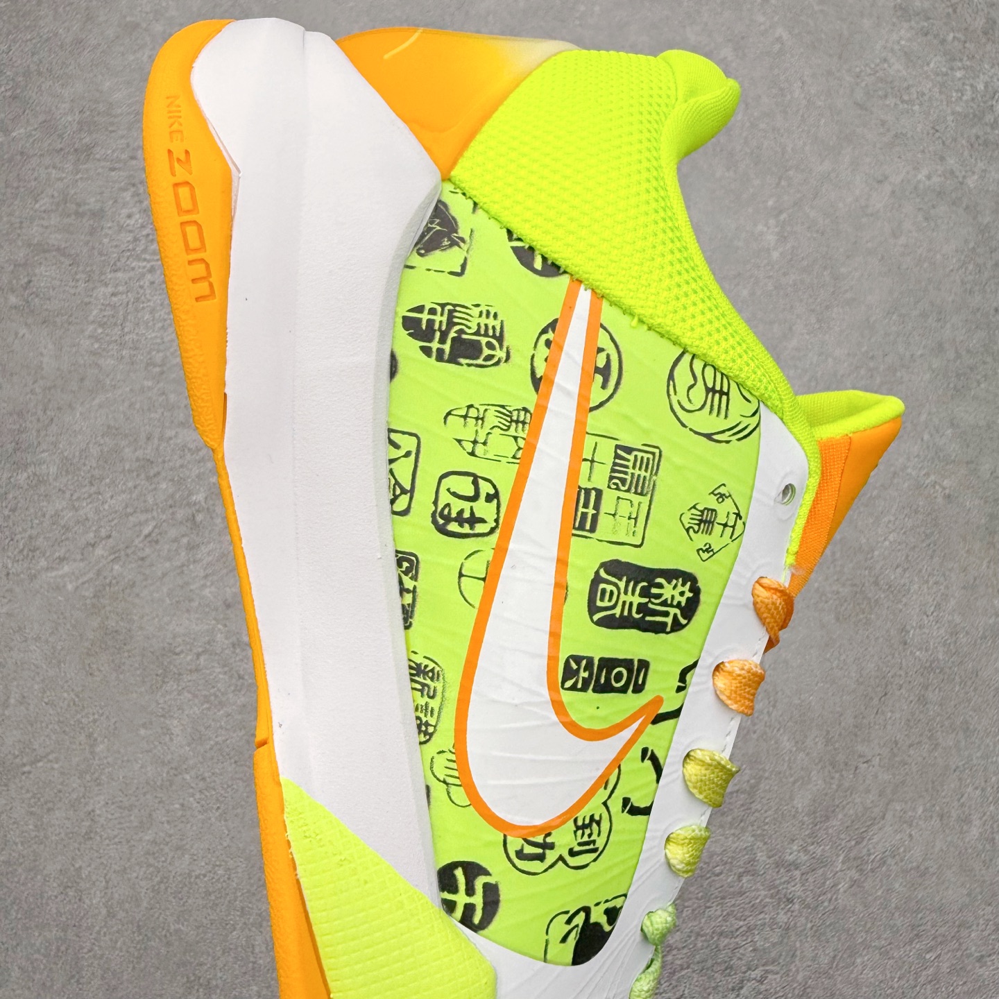 图片[6]-NK Zoom Kobe 5 Protro 科比五代实战篮球鞋 马年定制CYN配色 Eric Avar 这一次在设计中将轻盈发挥到了极致 鞋面采用了更加轻盈、更加强韧的创新的Flywire 2.0技术 球鞋重量更加轻质 重量仅为10.6盎司 内靴设计也使得穿着更加舒适 中底的配置则依日是可靠的zoom气垫和碳板的搭配 外底有个小细节令人十分喜欢 将纹路做成了心电图状 寓意科比对于篮球的喜爱 尺码：40 40.5 41 42 42.5 43 44 44.5 45 46-选品中心