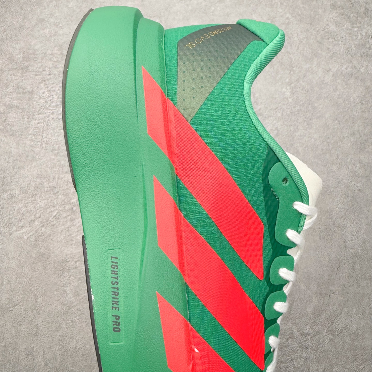 图片[6]-AD Adizero EVO SL WOVEN 马拉松竞速专业跑鞋 CELERMESH针织网面非常轻薄 纤维间的缝隙很大 可以保证跑步时的透气、排汗效果 鞋舌直接与两侧的内衬和鞋底连接在一起 在跑步过程中不会被鞋舌的左右移动所困扰 在标准鞋带孔的基础上再拓宽一组鞋带孔 适合不同脚型的需求 突破性 EnergyRods 技术，有助于跑者实现更好的成绩 中底独特的LIGHTSTRIKE PRO泡棉材质 微弹感觉在跑步过程中给予了良好的支撑体验 对于顶级精英和高水平进阶跑者来说 ADIOS PRO是一双值得信赖的竞速比赛用鞋 尺码：36 36.5 37.5 38 38.5 39 40 40.5 41 42 42.5 43 44 44.5 45-选品中心