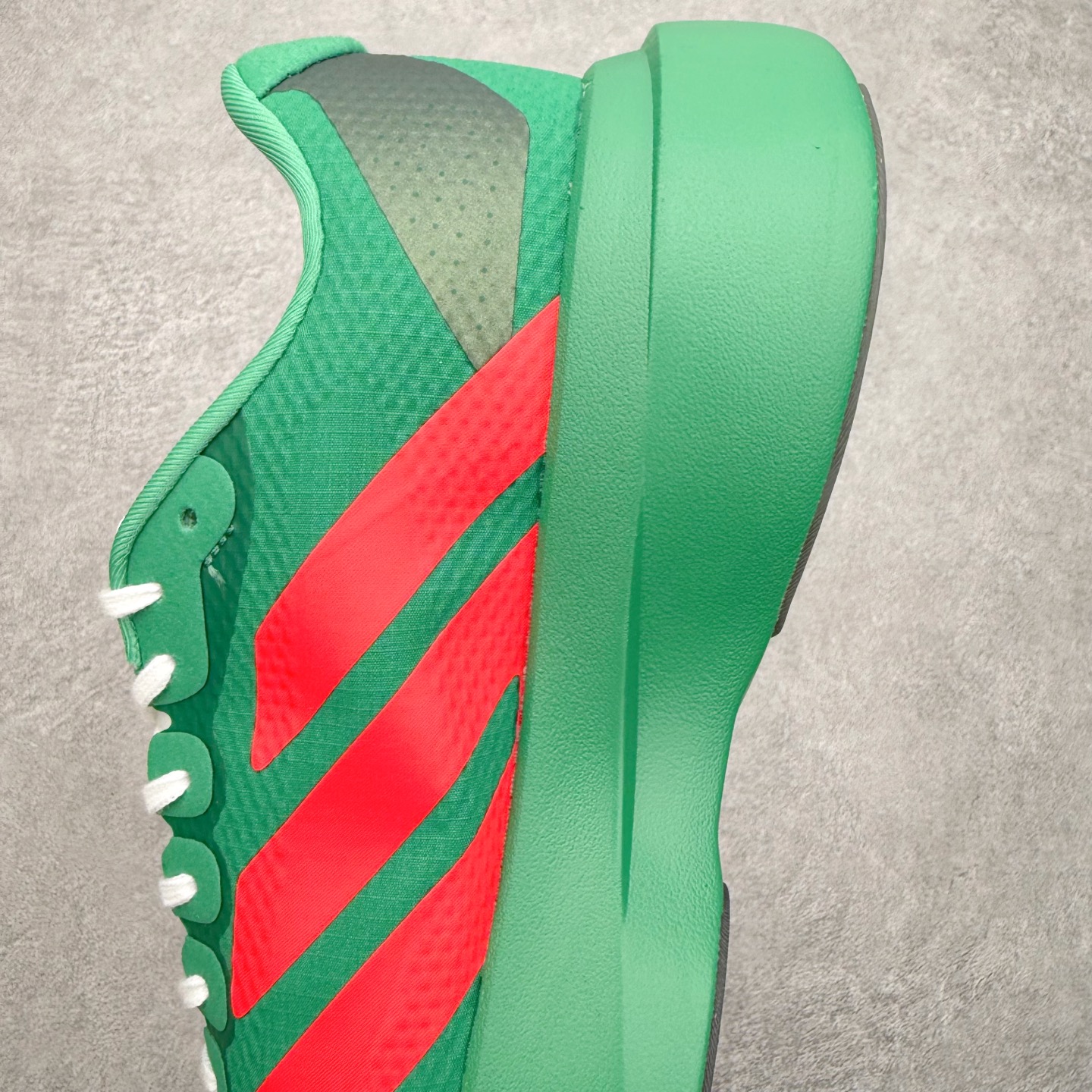 图片[7]-AD Adizero EVO SL WOVEN 马拉松竞速专业跑鞋 CELERMESH针织网面非常轻薄 纤维间的缝隙很大 可以保证跑步时的透气、排汗效果 鞋舌直接与两侧的内衬和鞋底连接在一起 在跑步过程中不会被鞋舌的左右移动所困扰 在标准鞋带孔的基础上再拓宽一组鞋带孔 适合不同脚型的需求 突破性 EnergyRods 技术，有助于跑者实现更好的成绩 中底独特的LIGHTSTRIKE PRO泡棉材质 微弹感觉在跑步过程中给予了良好的支撑体验 对于顶级精英和高水平进阶跑者来说 ADIOS PRO是一双值得信赖的竞速比赛用鞋 尺码：36 36.5 37.5 38 38.5 39 40 40.5 41 42 42.5 43 44 44.5 45-选品中心