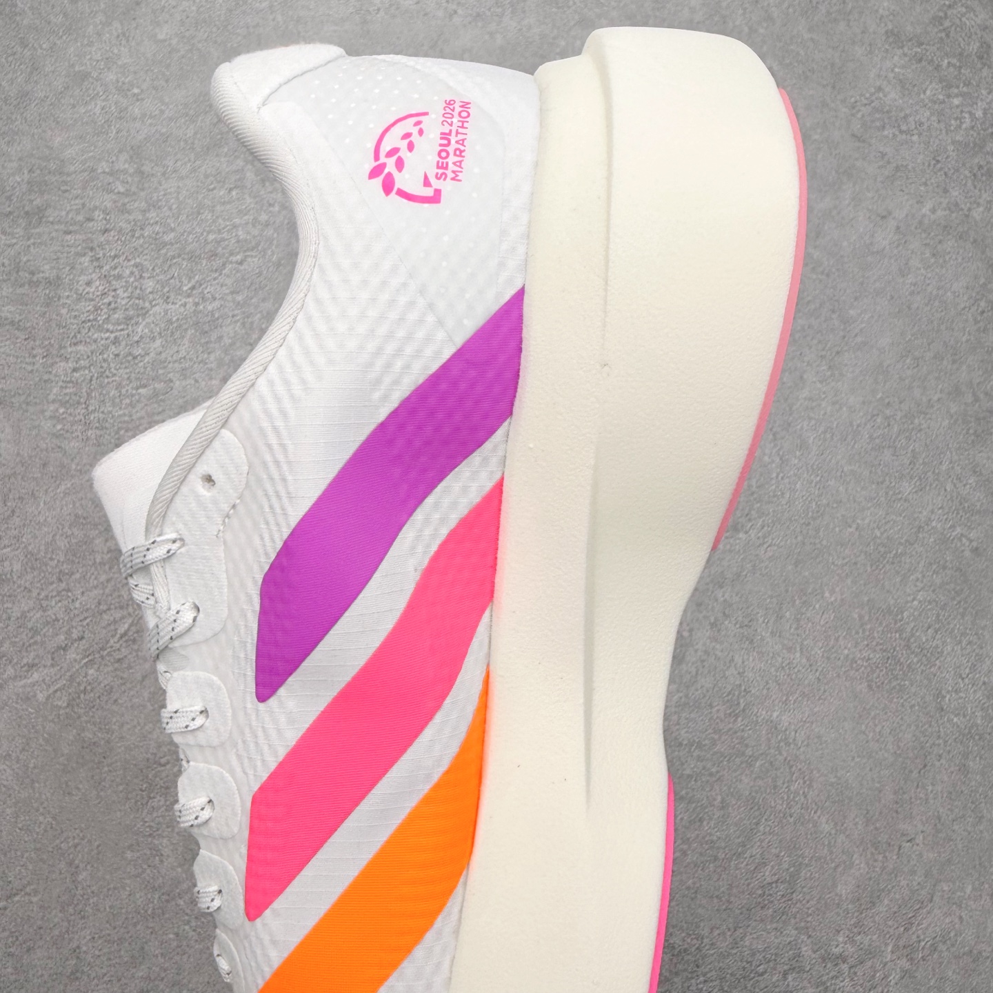 图片[7]-AD Adizero EVO SL WOVEN 马拉松竞速专业跑鞋 CELERMESH针织网面非常轻薄 纤维间的缝隙很大 可以保证跑步时的透气、排汗效果 鞋舌直接与两侧的内衬和鞋底连接在一起 在跑步过程中不会被鞋舌的左右移动所困扰 在标准鞋带孔的基础上再拓宽一组鞋带孔 适合不同脚型的需求 突破性 EnergyRods 技术，有助于跑者实现更好的成绩 中底独特的LIGHTSTRIKE PRO泡棉材质 微弹感觉在跑步过程中给予了良好的支撑体验 对于顶级精英和高水平进阶跑者来说 ADIOS PRO是一双值得信赖的竞速比赛用鞋 尺码：36 36.5 37.5 38 38.5 39 40 40.5 41 42 42.5 43 44 44.5 45-选品中心