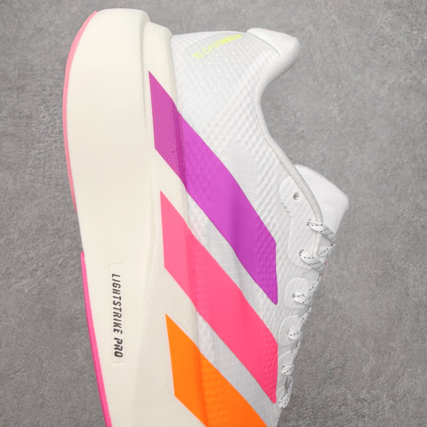 图片[6]-AD Adizero EVO SL WOVEN 马拉松竞速专业跑鞋 CELERMESH针织网面非常轻薄 纤维间的缝隙很大 可以保证跑步时的透气、排汗效果 鞋舌直接与两侧的内衬和鞋底连接在一起 在跑步过程中不会被鞋舌的左右移动所困扰 在标准鞋带孔的基础上再拓宽一组鞋带孔 适合不同脚型的需求 突破性 EnergyRods 技术，有助于跑者实现更好的成绩 中底独特的LIGHTSTRIKE PRO泡棉材质 微弹感觉在跑步过程中给予了良好的支撑体验 对于顶级精英和高水平进阶跑者来说 ADIOS PRO是一双值得信赖的竞速比赛用鞋 尺码：36 36.5 37.5 38 38.5 39 40 40.5 41 42 42.5 43 44 44.5 45-选品中心