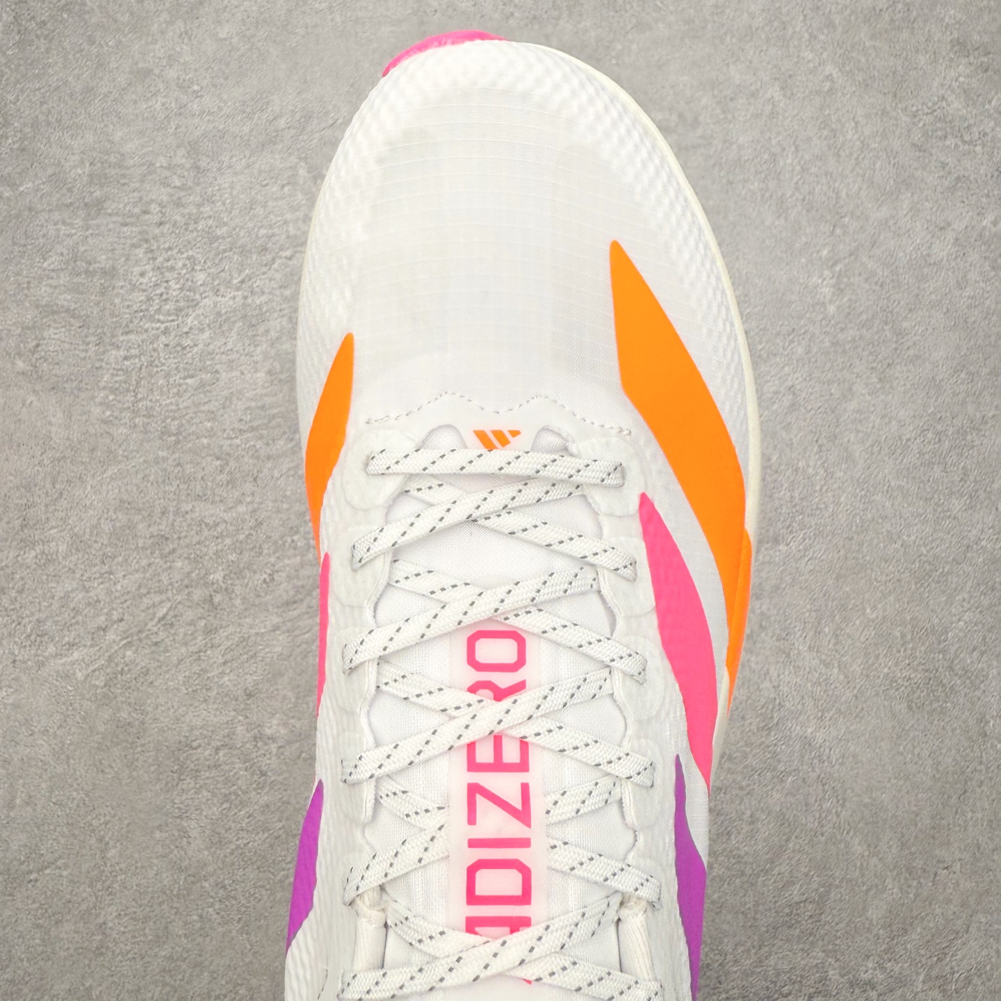 图片[4]-AD Adizero EVO SL WOVEN 马拉松竞速专业跑鞋 CELERMESH针织网面非常轻薄 纤维间的缝隙很大 可以保证跑步时的透气、排汗效果 鞋舌直接与两侧的内衬和鞋底连接在一起 在跑步过程中不会被鞋舌的左右移动所困扰 在标准鞋带孔的基础上再拓宽一组鞋带孔 适合不同脚型的需求 突破性 EnergyRods 技术，有助于跑者实现更好的成绩 中底独特的LIGHTSTRIKE PRO泡棉材质 微弹感觉在跑步过程中给予了良好的支撑体验 对于顶级精英和高水平进阶跑者来说 ADIOS PRO是一双值得信赖的竞速比赛用鞋 尺码：36 36.5 37.5 38 38.5 39 40 40.5 41 42 42.5 43 44 44.5 45-选品中心