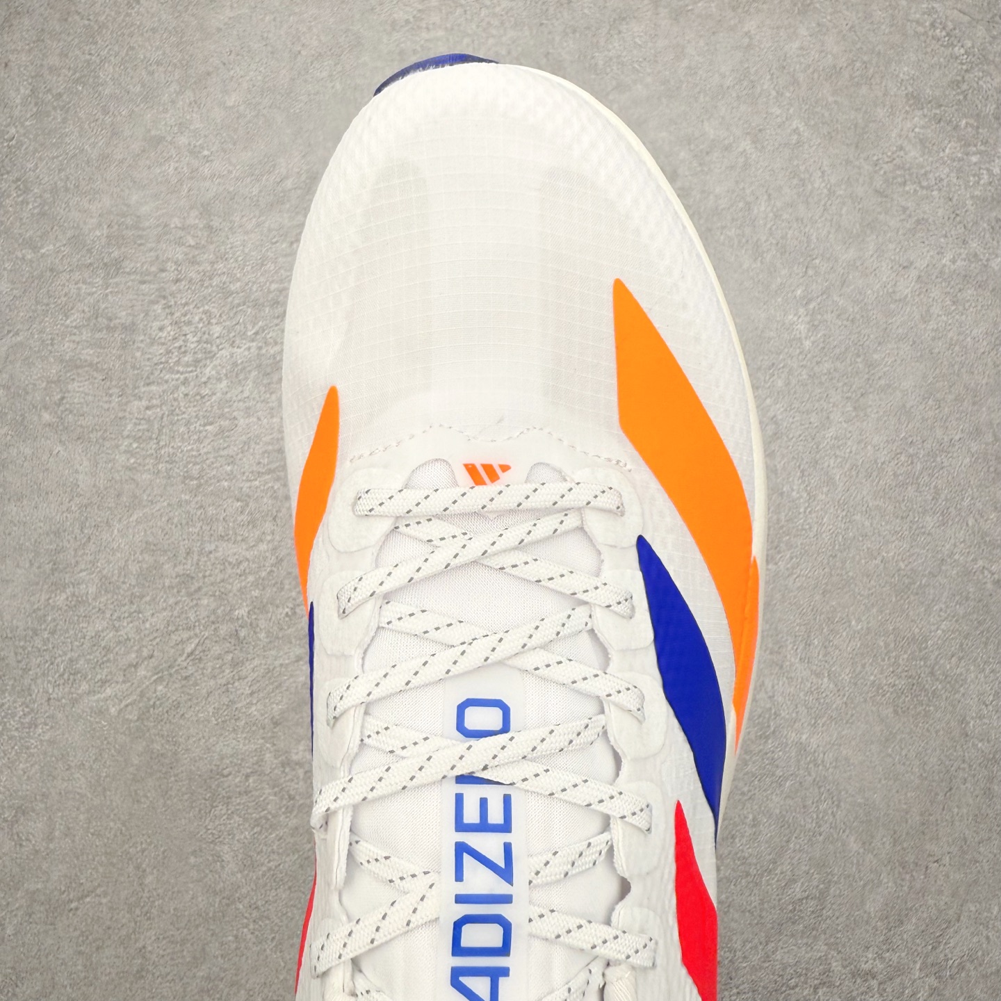图片[4]-AD Adizero EVO SL WOVEN 马拉松竞速专业跑鞋 CELERMESH针织网面非常轻薄 纤维间的缝隙很大 可以保证跑步时的透气、排汗效果 鞋舌直接与两侧的内衬和鞋底连接在一起 在跑步过程中不会被鞋舌的左右移动所困扰 在标准鞋带孔的基础上再拓宽一组鞋带孔 适合不同脚型的需求 突破性 EnergyRods 技术，有助于跑者实现更好的成绩 中底独特的LIGHTSTRIKE PRO泡棉材质 微弹感觉在跑步过程中给予了良好的支撑体验 对于顶级精英和高水平进阶跑者来说 ADIOS PRO是一双值得信赖的竞速比赛用鞋 尺码：36 36.5 37.5 38 38.5 39 40 40.5 41 42 42.5 43 44 44.5 45-选品中心