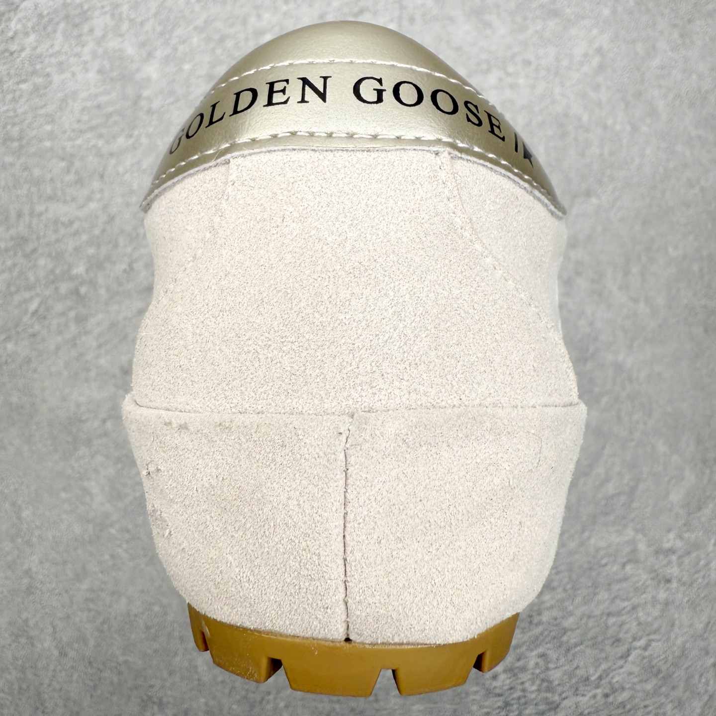 图片[8]-Golden Goose True Star 25s最新款 易烊千玺 萱美 王一博 朱亚文同款小红书爆款运动鞋 采用进口牛皮羊皮内里 舒适感爆满 Golden Goose True Star「为叛逆而生」的鞋履，其价值不仅在于材质与工艺，更在于对主流审美规则的颠覆。它适合那些追求「非标准化时尚」、愿意为独特性支付溢价的消费者，尤其在潮流易逝的当下，其手工做旧设计反而赋予产品「反潮流」的永恒感。然而，对于务实型消费者而言，高昂的价格、小众的风格以及相对复杂的护理需求（如避免接触尖锐物体）可能使其性价比大打折扣。若将其视为「可穿戴的艺术品」，True Star 无疑是成功的；若以传统鞋履标准衡量，它则更像是一场关于时尚哲学的实验。#记录吧就现在 #goldengoose #易烊千玺 #ggdb #宝藏男孩易烊千玺 #鞋控の日常 #潮流薯 #复古穿搭 尺码：35 36 37 38 39 40 41 42 43 44 45-选品中心