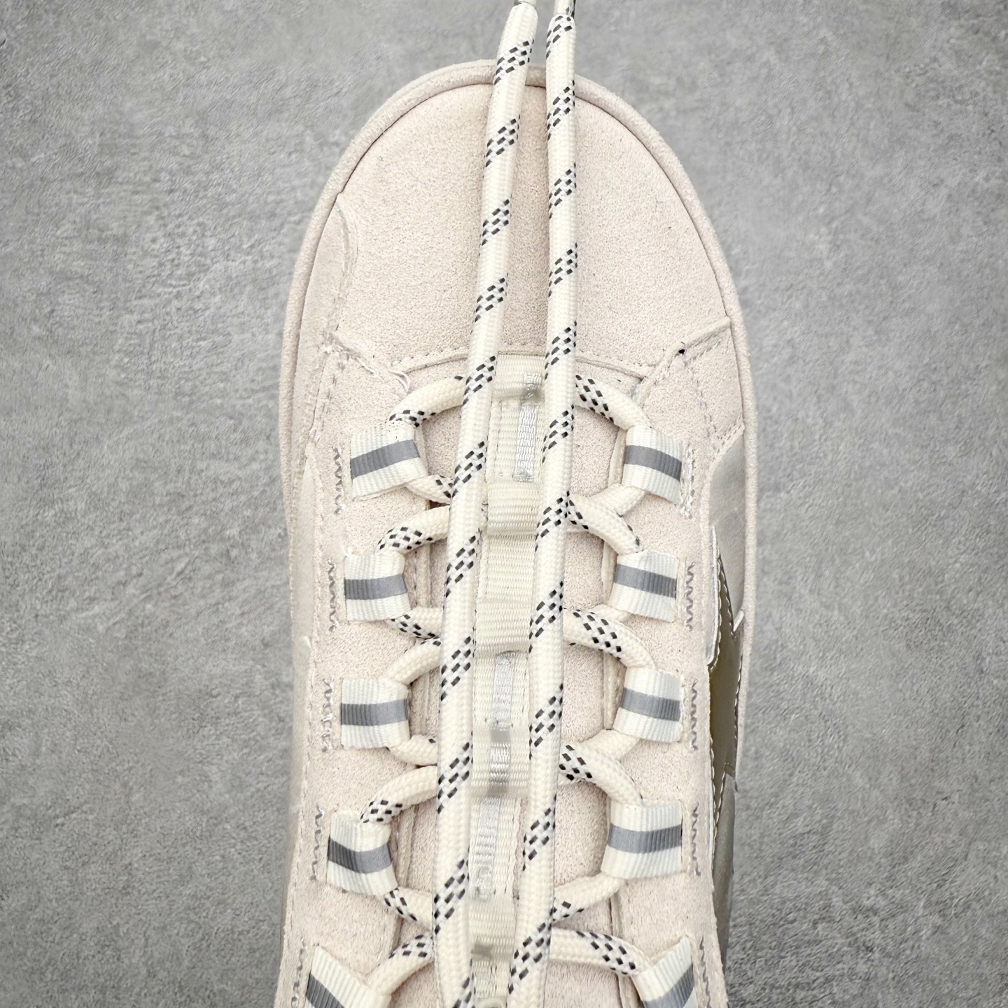 图片[4]-Golden Goose True Star 25s最新款 易烊千玺 萱美 王一博 朱亚文同款小红书爆款运动鞋 采用进口牛皮羊皮内里 舒适感爆满 Golden Goose True Star「为叛逆而生」的鞋履，其价值不仅在于材质与工艺，更在于对主流审美规则的颠覆。它适合那些追求「非标准化时尚」、愿意为独特性支付溢价的消费者，尤其在潮流易逝的当下，其手工做旧设计反而赋予产品「反潮流」的永恒感。然而，对于务实型消费者而言，高昂的价格、小众的风格以及相对复杂的护理需求（如避免接触尖锐物体）可能使其性价比大打折扣。若将其视为「可穿戴的艺术品」，True Star 无疑是成功的；若以传统鞋履标准衡量，它则更像是一场关于时尚哲学的实验。#记录吧就现在 #goldengoose #易烊千玺 #ggdb #宝藏男孩易烊千玺 #鞋控の日常 #潮流薯 #复古穿搭 尺码：35 36 37 38 39 40 41 42 43 44 45-选品中心