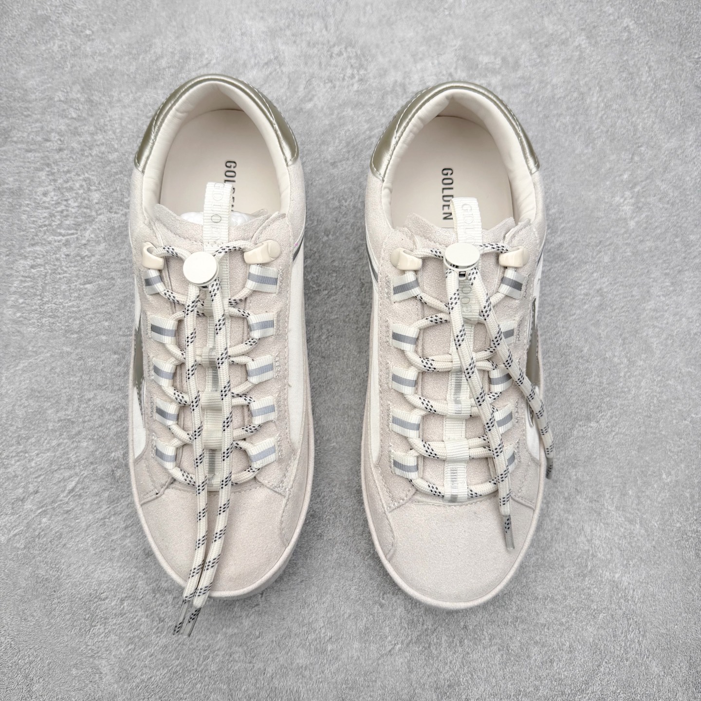 图片[2]-Golden Goose True Star 25s最新款 易烊千玺 萱美 王一博 朱亚文同款小红书爆款运动鞋 采用进口牛皮羊皮内里 舒适感爆满 Golden Goose True Star「为叛逆而生」的鞋履，其价值不仅在于材质与工艺，更在于对主流审美规则的颠覆。它适合那些追求「非标准化时尚」、愿意为独特性支付溢价的消费者，尤其在潮流易逝的当下，其手工做旧设计反而赋予产品「反潮流」的永恒感。然而，对于务实型消费者而言，高昂的价格、小众的风格以及相对复杂的护理需求（如避免接触尖锐物体）可能使其性价比大打折扣。若将其视为「可穿戴的艺术品」，True Star 无疑是成功的；若以传统鞋履标准衡量，它则更像是一场关于时尚哲学的实验。#记录吧就现在 #goldengoose #易烊千玺 #ggdb #宝藏男孩易烊千玺 #鞋控の日常 #潮流薯 #复古穿搭 尺码：35 36 37 38 39 40 41 42 43 44 45-选品中心