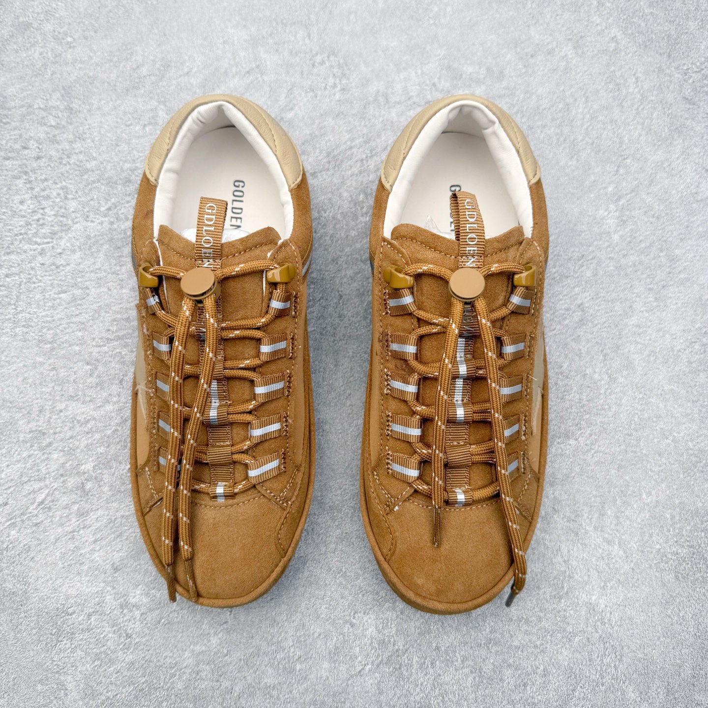 图片[2]-Golden Goose True Star 25s最新款 易烊千玺 萱美 王一博 朱亚文同款小红书爆款运动鞋 采用进口牛皮羊皮内里 舒适感爆满 Golden Goose True Star「为叛逆而生」的鞋履，其价值不仅在于材质与工艺，更在于对主流审美规则的颠覆。它适合那些追求「非标准化时尚」、愿意为独特性支付溢价的消费者，尤其在潮流易逝的当下，其手工做旧设计反而赋予产品「反潮流」的永恒感。然而，对于务实型消费者而言，高昂的价格、小众的风格以及相对复杂的护理需求（如避免接触尖锐物体）可能使其性价比大打折扣。若将其视为「可穿戴的艺术品」，True Star 无疑是成功的；若以传统鞋履标准衡量，它则更像是一场关于时尚哲学的实验。#记录吧就现在 #goldengoose #易烊千玺 #ggdb #宝藏男孩易烊千玺 #鞋控の日常 #潮流薯 #复古穿搭 尺码：35 36 37 38 39 40 41 42 43 44 45-选品中心