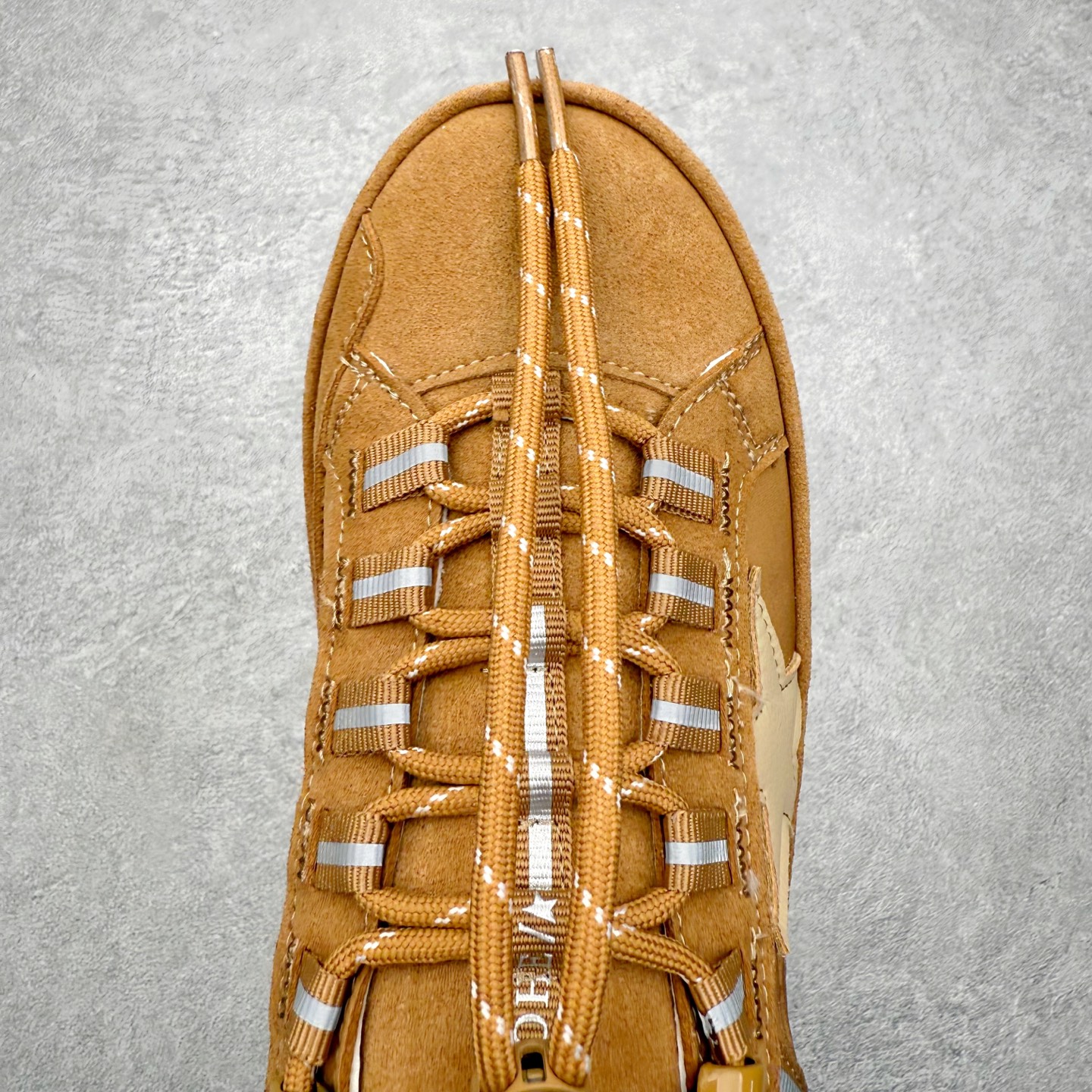 图片[4]-Golden Goose True Star 25s最新款 易烊千玺 萱美 王一博 朱亚文同款小红书爆款运动鞋 采用进口牛皮羊皮内里 舒适感爆满 Golden Goose True Star「为叛逆而生」的鞋履，其价值不仅在于材质与工艺，更在于对主流审美规则的颠覆。它适合那些追求「非标准化时尚」、愿意为独特性支付溢价的消费者，尤其在潮流易逝的当下，其手工做旧设计反而赋予产品「反潮流」的永恒感。然而，对于务实型消费者而言，高昂的价格、小众的风格以及相对复杂的护理需求（如避免接触尖锐物体）可能使其性价比大打折扣。若将其视为「可穿戴的艺术品」，True Star 无疑是成功的；若以传统鞋履标准衡量，它则更像是一场关于时尚哲学的实验。#记录吧就现在 #goldengoose #易烊千玺 #ggdb #宝藏男孩易烊千玺 #鞋控の日常 #潮流薯 #复古穿搭 尺码：35 36 37 38 39 40 41 42 43 44 45-选品中心