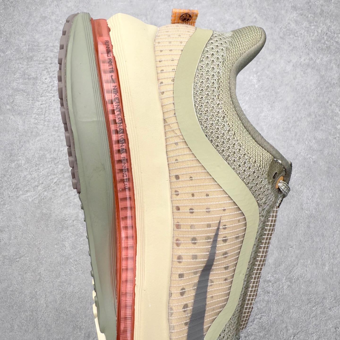 图片[6]-＃纯原 NK Pegasus Premium 飞马全掌气垫跑步运动鞋 气垫的究极进化 NIKE 2025S 新王炸 • 在特有Air科技加持下，耐克带来全新Pegasus Premium。这款跑鞋在传承耐克飞马（Pegasus）系列标志性的缓震功能的同时，将首次搭载耐克的塑型可视化Air Zoom气垫单元。• 塑型Air Zoom气垫单元贴合脚部的自然轮廓，帮助跑者在从后跟到脚趾的过渡中能够有效传递力量，带来一种前所未有的轻盈、顺畅回馈体验。中底采用ZoomX泡绵，后跟则使用ReactX泡绵，为跑者提供稳定流畅的推进感。• 塑型可视化Air Zoom气垫单元和精心配置的泡绵组合，让Pegasus Premium成为耐克飞马系列中颇具能量回馈的鞋款。• 全新Pegasus Premium不仅展示了耐克势头强劲的创新周期，证明了其特有的Air科技的强大实力，更体现了耐克倾听和服务运动员的能力。尺码：36 36.5 37.5 38 38.5 39 40 40.5 41 42 42.5 43 44 44.5 45-选品中心