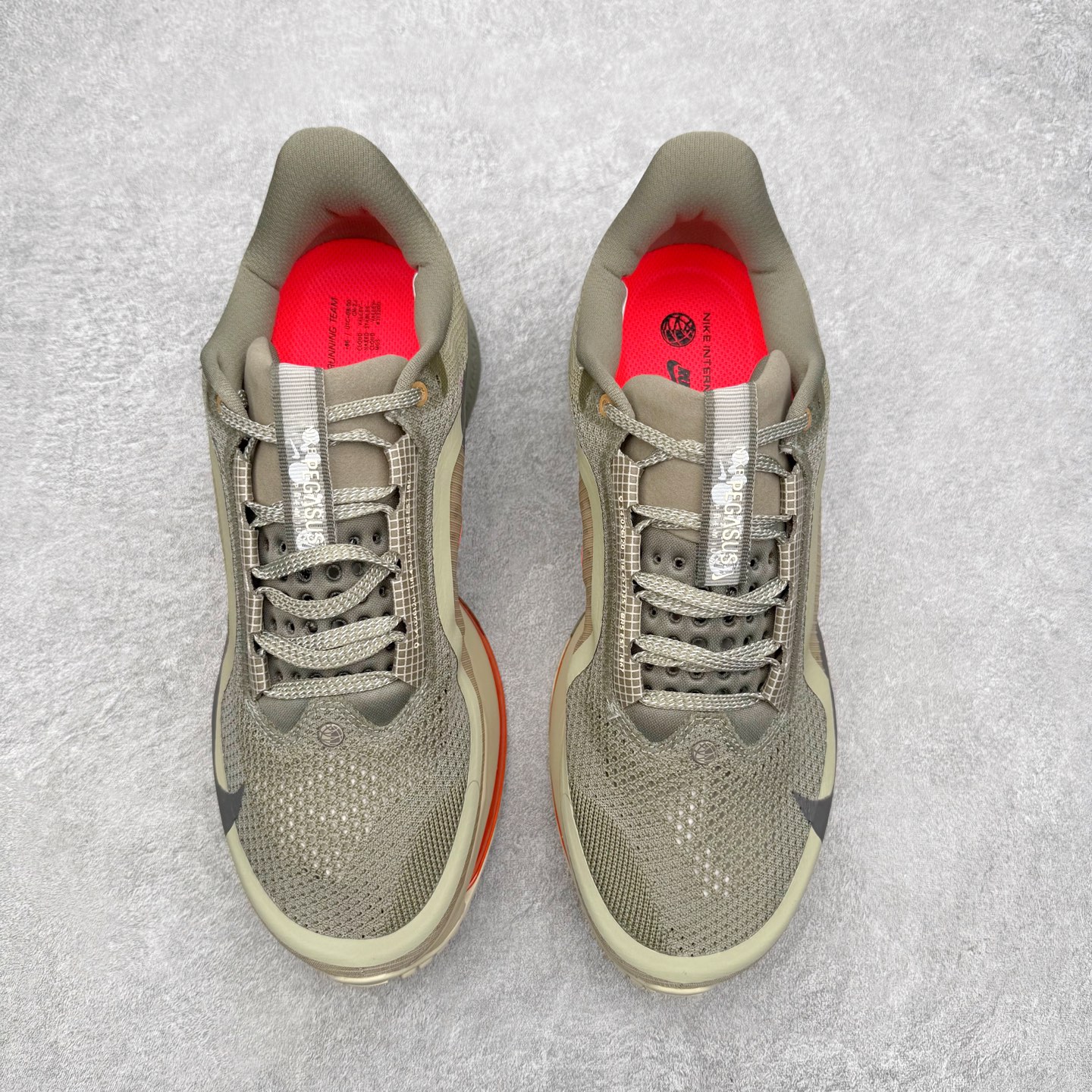 图片[2]-＃纯原 NK Pegasus Premium 飞马全掌气垫跑步运动鞋 气垫的究极进化 NIKE 2025S 新王炸 • 在特有Air科技加持下，耐克带来全新Pegasus Premium。这款跑鞋在传承耐克飞马（Pegasus）系列标志性的缓震功能的同时，将首次搭载耐克的塑型可视化Air Zoom气垫单元。• 塑型Air Zoom气垫单元贴合脚部的自然轮廓，帮助跑者在从后跟到脚趾的过渡中能够有效传递力量，带来一种前所未有的轻盈、顺畅回馈体验。中底采用ZoomX泡绵，后跟则使用ReactX泡绵，为跑者提供稳定流畅的推进感。• 塑型可视化Air Zoom气垫单元和精心配置的泡绵组合，让Pegasus Premium成为耐克飞马系列中颇具能量回馈的鞋款。• 全新Pegasus Premium不仅展示了耐克势头强劲的创新周期，证明了其特有的Air科技的强大实力，更体现了耐克倾听和服务运动员的能力。尺码：36 36.5 37.5 38 38.5 39 40 40.5 41 42 42.5 43 44 44.5 45-选品中心
