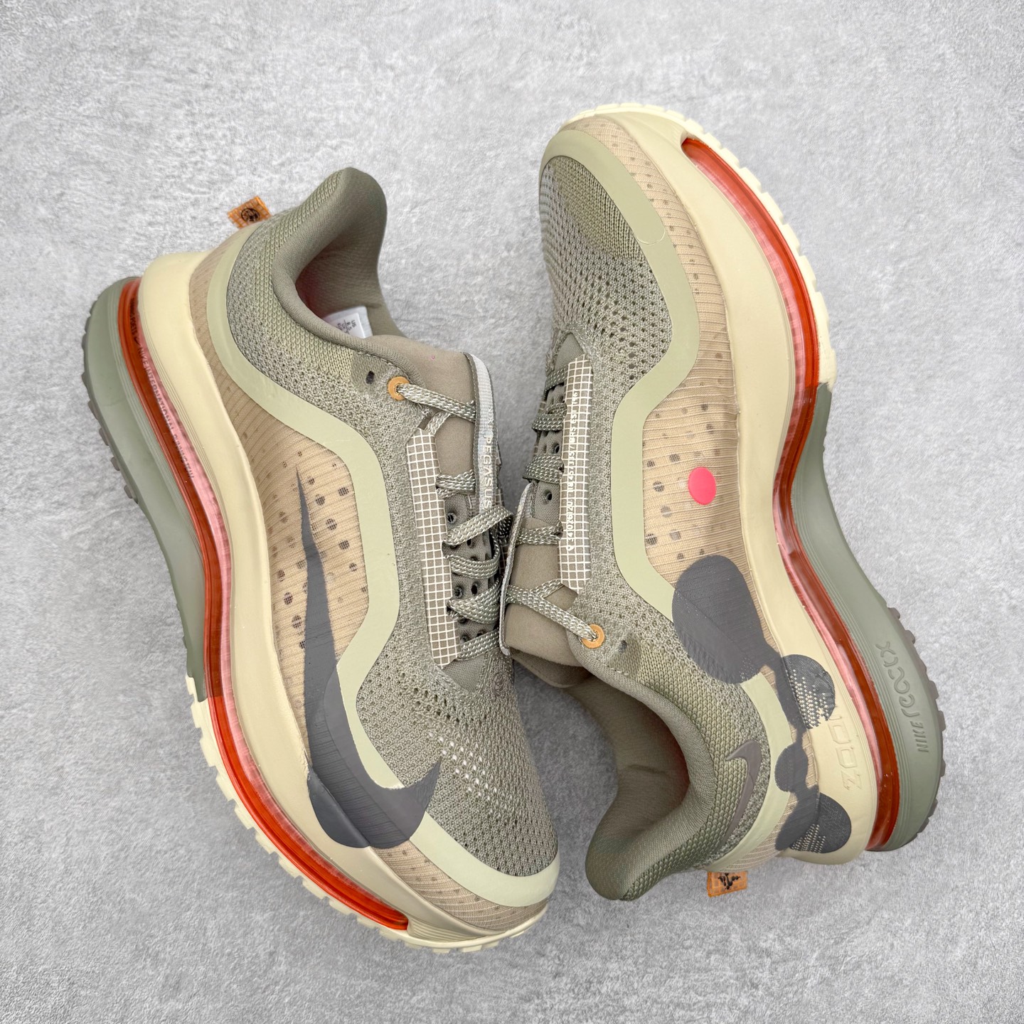 图片[3]-＃纯原 NK Pegasus Premium 飞马全掌气垫跑步运动鞋 气垫的究极进化 NIKE 2025S 新王炸 • 在特有Air科技加持下，耐克带来全新Pegasus Premium。这款跑鞋在传承耐克飞马（Pegasus）系列标志性的缓震功能的同时，将首次搭载耐克的塑型可视化Air Zoom气垫单元。• 塑型Air Zoom气垫单元贴合脚部的自然轮廓，帮助跑者在从后跟到脚趾的过渡中能够有效传递力量，带来一种前所未有的轻盈、顺畅回馈体验。中底采用ZoomX泡绵，后跟则使用ReactX泡绵，为跑者提供稳定流畅的推进感。• 塑型可视化Air Zoom气垫单元和精心配置的泡绵组合，让Pegasus Premium成为耐克飞马系列中颇具能量回馈的鞋款。• 全新Pegasus Premium不仅展示了耐克势头强劲的创新周期，证明了其特有的Air科技的强大实力，更体现了耐克倾听和服务运动员的能力。尺码：36 36.5 37.5 38 38.5 39 40 40.5 41 42 42.5 43 44 44.5 45-选品中心