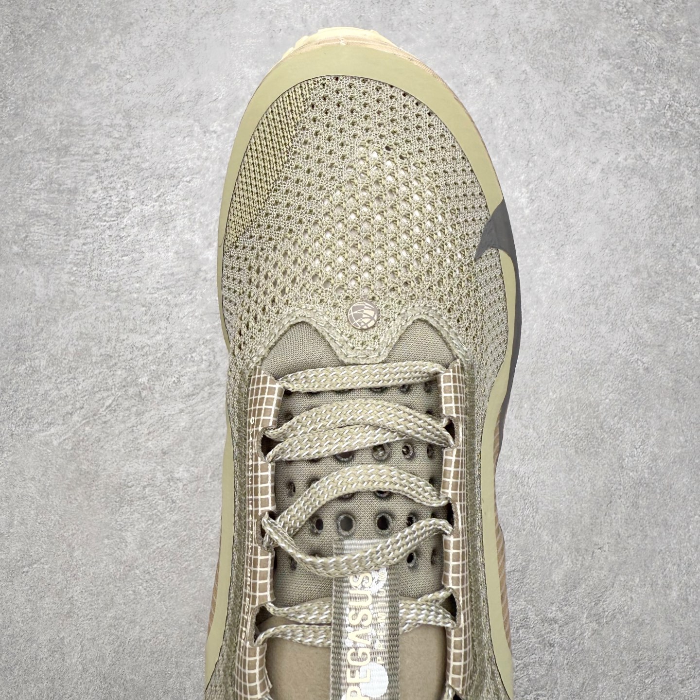 图片[4]-＃纯原 NK Pegasus Premium 飞马全掌气垫跑步运动鞋 气垫的究极进化 NIKE 2025S 新王炸 • 在特有Air科技加持下，耐克带来全新Pegasus Premium。这款跑鞋在传承耐克飞马（Pegasus）系列标志性的缓震功能的同时，将首次搭载耐克的塑型可视化Air Zoom气垫单元。• 塑型Air Zoom气垫单元贴合脚部的自然轮廓，帮助跑者在从后跟到脚趾的过渡中能够有效传递力量，带来一种前所未有的轻盈、顺畅回馈体验。中底采用ZoomX泡绵，后跟则使用ReactX泡绵，为跑者提供稳定流畅的推进感。• 塑型可视化Air Zoom气垫单元和精心配置的泡绵组合，让Pegasus Premium成为耐克飞马系列中颇具能量回馈的鞋款。• 全新Pegasus Premium不仅展示了耐克势头强劲的创新周期，证明了其特有的Air科技的强大实力，更体现了耐克倾听和服务运动员的能力。尺码：36 36.5 37.5 38 38.5 39 40 40.5 41 42 42.5 43 44 44.5 45-选品中心