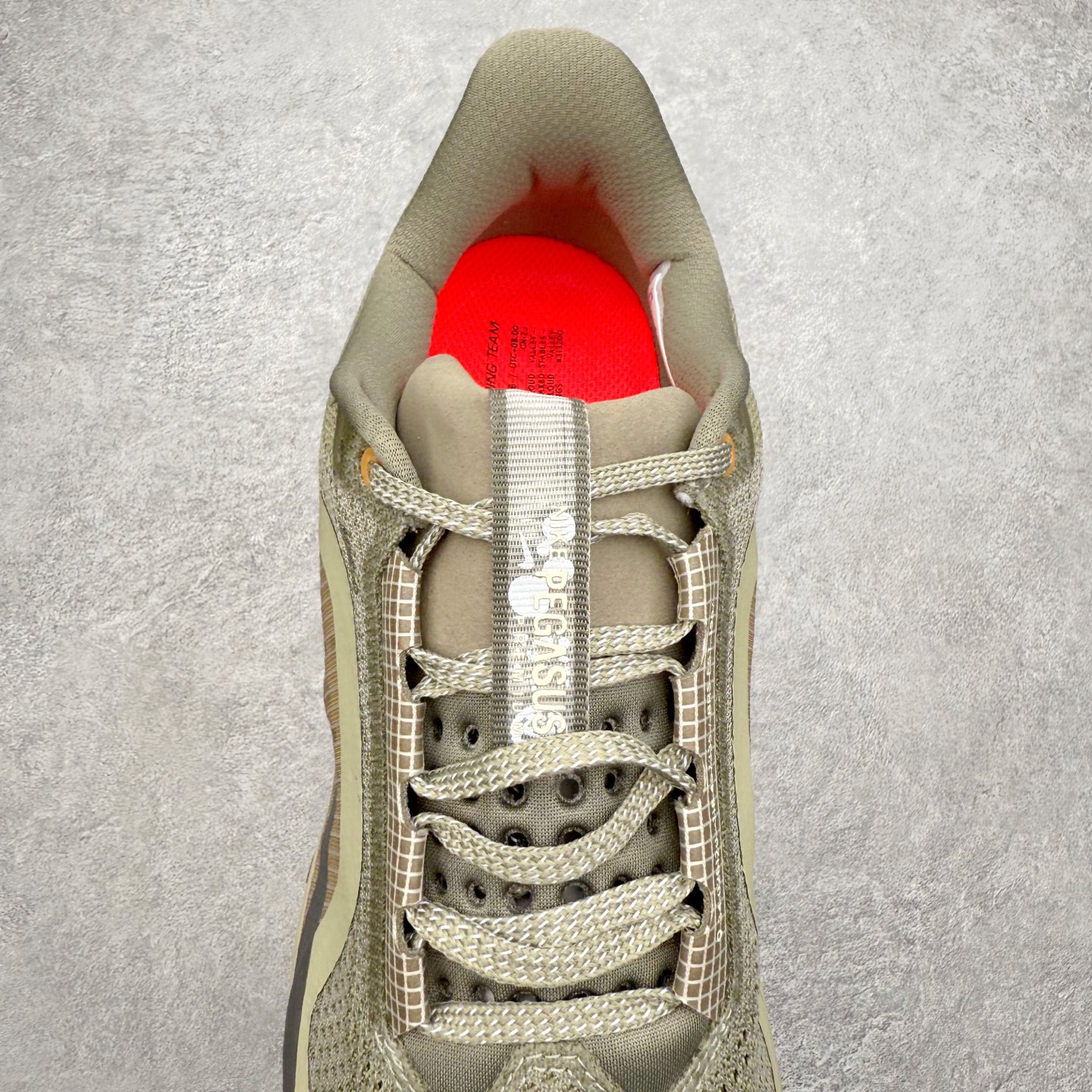 图片[5]-＃纯原 NK Pegasus Premium 飞马全掌气垫跑步运动鞋 气垫的究极进化 NIKE 2025S 新王炸 • 在特有Air科技加持下，耐克带来全新Pegasus Premium。这款跑鞋在传承耐克飞马（Pegasus）系列标志性的缓震功能的同时，将首次搭载耐克的塑型可视化Air Zoom气垫单元。• 塑型Air Zoom气垫单元贴合脚部的自然轮廓，帮助跑者在从后跟到脚趾的过渡中能够有效传递力量，带来一种前所未有的轻盈、顺畅回馈体验。中底采用ZoomX泡绵，后跟则使用ReactX泡绵，为跑者提供稳定流畅的推进感。• 塑型可视化Air Zoom气垫单元和精心配置的泡绵组合，让Pegasus Premium成为耐克飞马系列中颇具能量回馈的鞋款。• 全新Pegasus Premium不仅展示了耐克势头强劲的创新周期，证明了其特有的Air科技的强大实力，更体现了耐克倾听和服务运动员的能力。尺码：36 36.5 37.5 38 38.5 39 40 40.5 41 42 42.5 43 44 44.5 45-选品中心