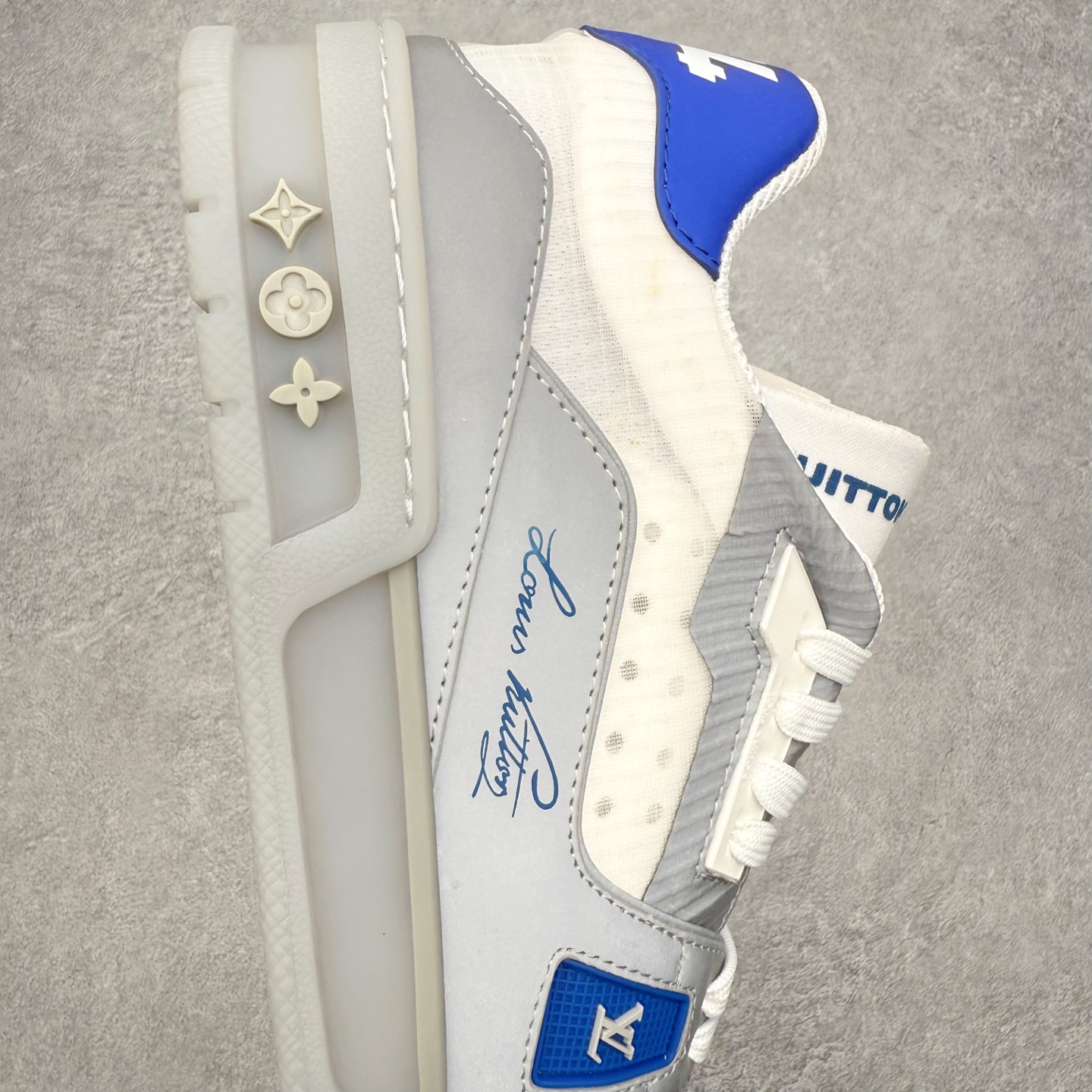 图片[6]-Louis Vuitton Trainer lv时装走秀运动鞋 完美鞋型超高的清洁度 零毛边线头瑕疵 全套原楦原纸版原鞋开模 全网最具灵魂的版型 正确原装黄色鞋盒 正确中底印花 鞋面印花3D高频深度立体 全鞋电脑针车 紧密相连 针距密度一致 环保乳胶注塑鞋垫 厚度脚感还原原版 皮面裁剪部位 统一油边封口工艺 原装橡胶大底含胶量大底组合零偏差 专柜全套包装 防尘袋 说明书 质保卡 男女鞋 尺码：35 36 37 38 39 40 41 42 43 44 45-选品中心