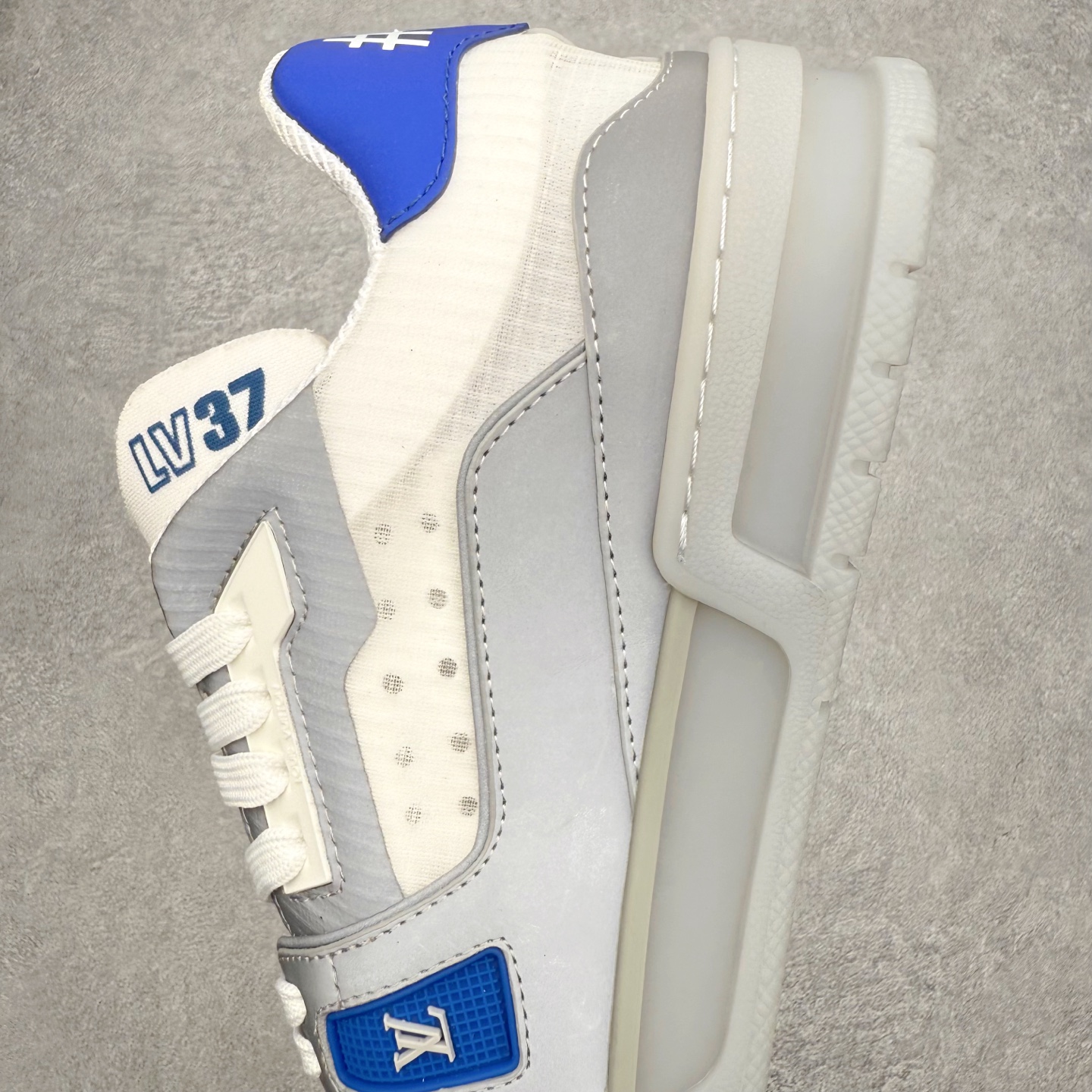 图片[7]-Louis Vuitton Trainer lv时装走秀运动鞋 完美鞋型超高的清洁度 零毛边线头瑕疵 全套原楦原纸版原鞋开模 全网最具灵魂的版型 正确原装黄色鞋盒 正确中底印花 鞋面印花3D高频深度立体 全鞋电脑针车 紧密相连 针距密度一致 环保乳胶注塑鞋垫 厚度脚感还原原版 皮面裁剪部位 统一油边封口工艺 原装橡胶大底含胶量大底组合零偏差 专柜全套包装 防尘袋 说明书 质保卡 男女鞋 尺码：35 36 37 38 39 40 41 42 43 44 45-选品中心