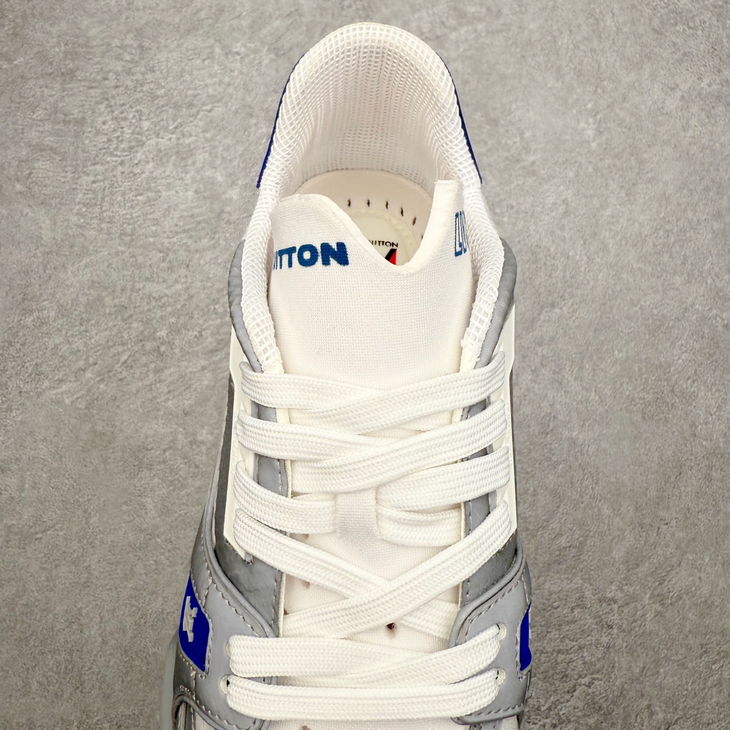 图片[5]-Louis Vuitton Trainer lv时装走秀运动鞋 完美鞋型超高的清洁度 零毛边线头瑕疵 全套原楦原纸版原鞋开模 全网最具灵魂的版型 正确原装黄色鞋盒 正确中底印花 鞋面印花3D高频深度立体 全鞋电脑针车 紧密相连 针距密度一致 环保乳胶注塑鞋垫 厚度脚感还原原版 皮面裁剪部位 统一油边封口工艺 原装橡胶大底含胶量大底组合零偏差 专柜全套包装 防尘袋 说明书 质保卡 男女鞋 尺码：35 36 37 38 39 40 41 42 43 44 45-选品中心