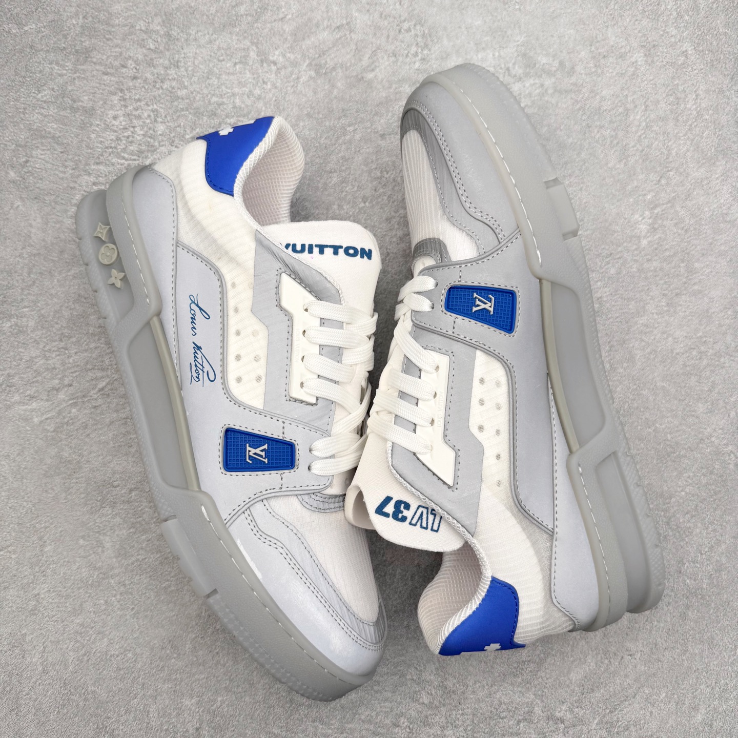 图片[3]-Louis Vuitton Trainer lv时装走秀运动鞋 完美鞋型超高的清洁度 零毛边线头瑕疵 全套原楦原纸版原鞋开模 全网最具灵魂的版型 正确原装黄色鞋盒 正确中底印花 鞋面印花3D高频深度立体 全鞋电脑针车 紧密相连 针距密度一致 环保乳胶注塑鞋垫 厚度脚感还原原版 皮面裁剪部位 统一油边封口工艺 原装橡胶大底含胶量大底组合零偏差 专柜全套包装 防尘袋 说明书 质保卡 男女鞋 尺码：35 36 37 38 39 40 41 42 43 44 45-选品中心