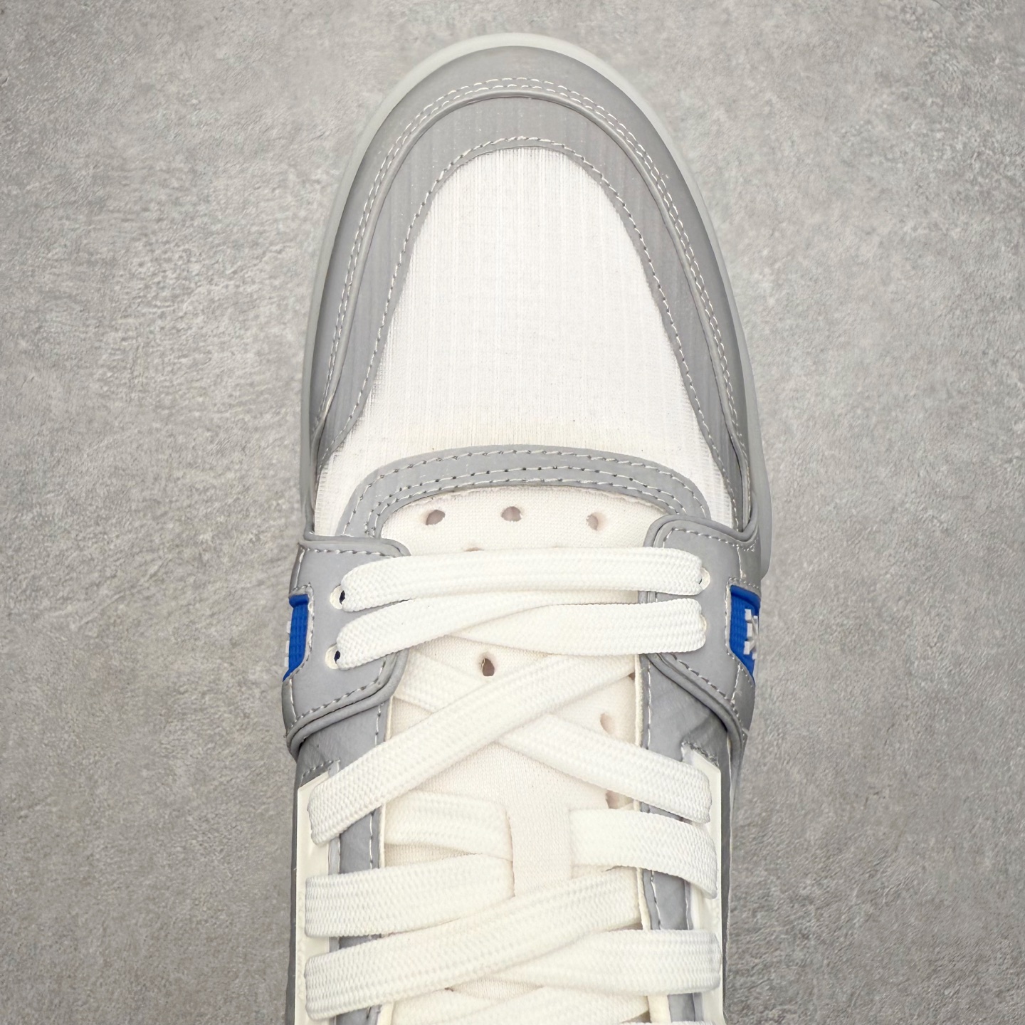 图片[4]-Louis Vuitton Trainer lv时装走秀运动鞋 完美鞋型超高的清洁度 零毛边线头瑕疵 全套原楦原纸版原鞋开模 全网最具灵魂的版型 正确原装黄色鞋盒 正确中底印花 鞋面印花3D高频深度立体 全鞋电脑针车 紧密相连 针距密度一致 环保乳胶注塑鞋垫 厚度脚感还原原版 皮面裁剪部位 统一油边封口工艺 原装橡胶大底含胶量大底组合零偏差 专柜全套包装 防尘袋 说明书 质保卡 男女鞋 尺码：35 36 37 38 39 40 41 42 43 44 45-选品中心
