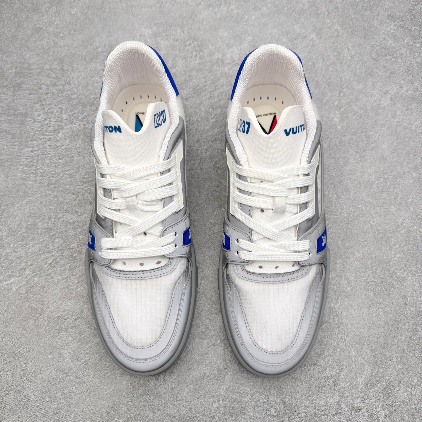 图片[2]-Louis Vuitton Trainer lv时装走秀运动鞋 完美鞋型超高的清洁度 零毛边线头瑕疵 全套原楦原纸版原鞋开模 全网最具灵魂的版型 正确原装黄色鞋盒 正确中底印花 鞋面印花3D高频深度立体 全鞋电脑针车 紧密相连 针距密度一致 环保乳胶注塑鞋垫 厚度脚感还原原版 皮面裁剪部位 统一油边封口工艺 原装橡胶大底含胶量大底组合零偏差 专柜全套包装 防尘袋 说明书 质保卡 男女鞋 尺码：35 36 37 38 39 40 41 42 43 44 45-选品中心