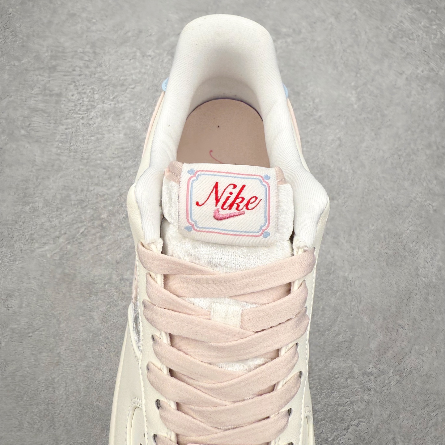 图片[5]-＃XT纯原 NK Air Force 1 Low 空军一号时尚舒适防滑耐磨低帮板鞋 IQ4937-161 顶级批次 2022全新楦头鞋型 鱼鳞大底 历时开发三个月 清洁度完美 二维码鞋标 内置芯片及solo气垫 大底高度及其弧度依照正品 钢印 logo刺绣 鞋口弧度 鞋头长度 鞋面冲孔 鞋垫背胶及钢印 完美鞋型对比正品 每一处都是细节满满 柔软、弹性十足的缓震性能和出色的中底设计 横跨复古与现代的外型结合 造就出风靡全球 三十多年的Force 1 直到今天还深受青睐 实拍调校N版已经零色差零失真 百分百还原实物色彩所见即所得 不存在货不对板色差等低级问题 选购参考实物拍摄 不混卖不参货 只用心做好货严格选品 承诺混一赔十 尺码：36 36.5 37.5 38 38.5 39 40 40.5 41 42 42.5 43 44 44.5 45-选品中心
