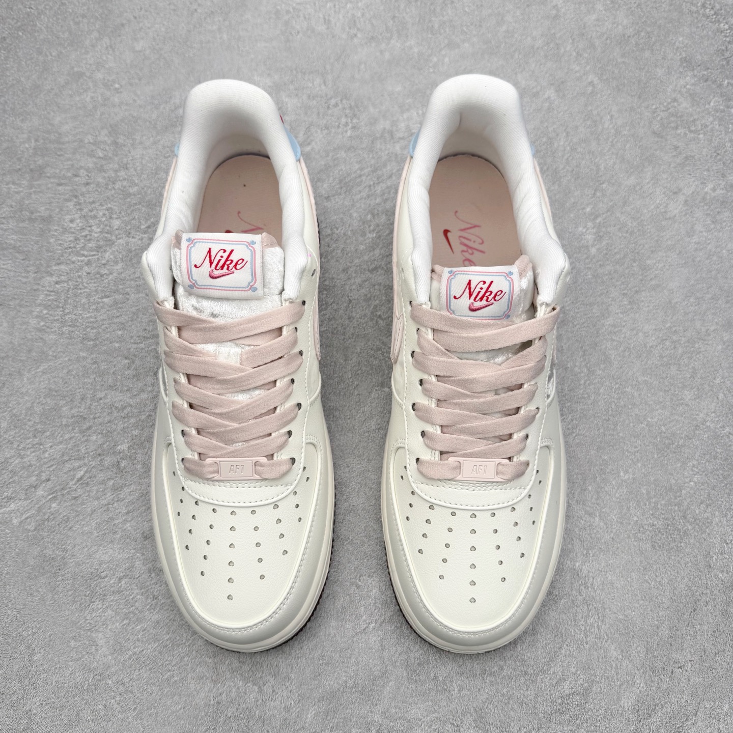 图片[2]-＃XT纯原 NK Air Force 1 Low 空军一号时尚舒适防滑耐磨低帮板鞋 IQ4937-161 顶级批次 2022全新楦头鞋型 鱼鳞大底 历时开发三个月 清洁度完美 二维码鞋标 内置芯片及solo气垫 大底高度及其弧度依照正品 钢印 logo刺绣 鞋口弧度 鞋头长度 鞋面冲孔 鞋垫背胶及钢印 完美鞋型对比正品 每一处都是细节满满 柔软、弹性十足的缓震性能和出色的中底设计 横跨复古与现代的外型结合 造就出风靡全球 三十多年的Force 1 直到今天还深受青睐 实拍调校N版已经零色差零失真 百分百还原实物色彩所见即所得 不存在货不对板色差等低级问题 选购参考实物拍摄 不混卖不参货 只用心做好货严格选品 承诺混一赔十 尺码：36 36.5 37.5 38 38.5 39 40 40.5 41 42 42.5 43 44 44.5 45-选品中心