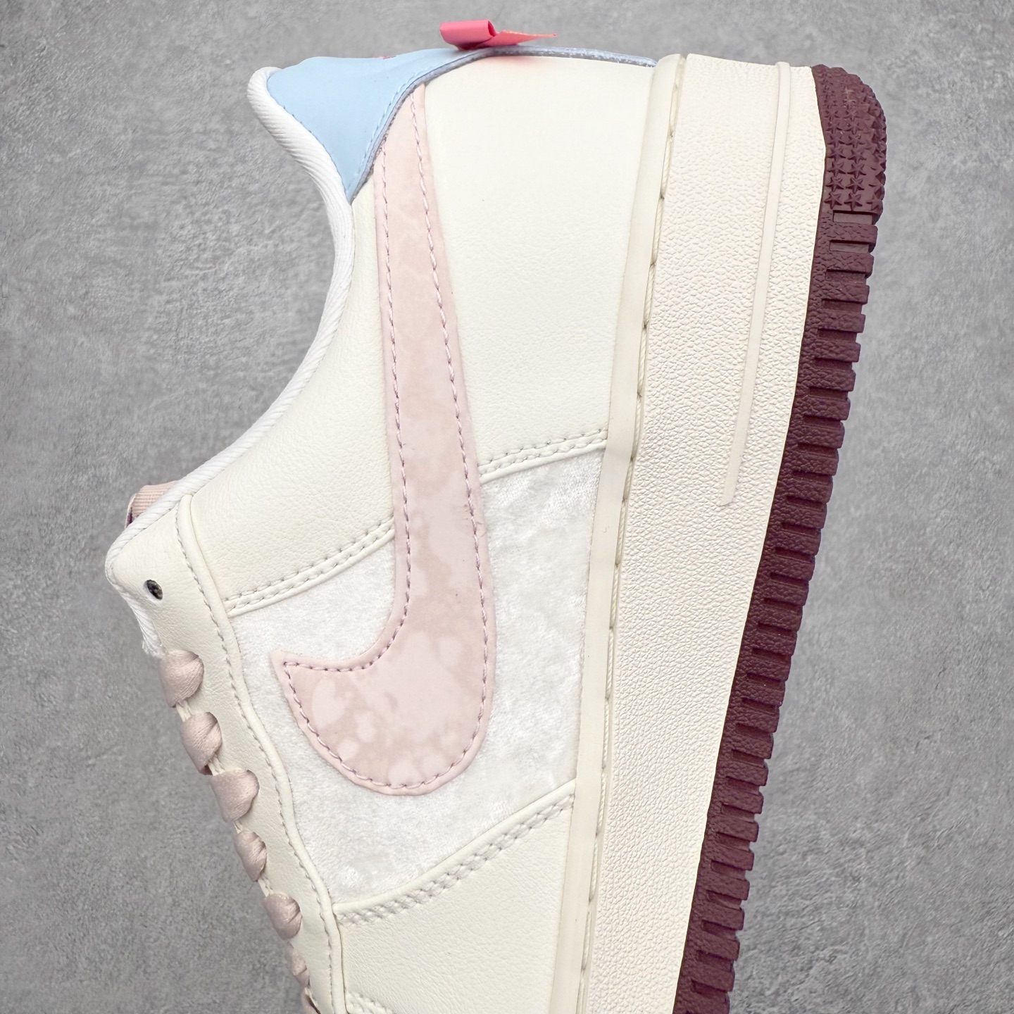 图片[7]-＃XT纯原 NK Air Force 1 Low 空军一号时尚舒适防滑耐磨低帮板鞋 IQ4937-161 顶级批次 2022全新楦头鞋型 鱼鳞大底 历时开发三个月 清洁度完美 二维码鞋标 内置芯片及solo气垫 大底高度及其弧度依照正品 钢印 logo刺绣 鞋口弧度 鞋头长度 鞋面冲孔 鞋垫背胶及钢印 完美鞋型对比正品 每一处都是细节满满 柔软、弹性十足的缓震性能和出色的中底设计 横跨复古与现代的外型结合 造就出风靡全球 三十多年的Force 1 直到今天还深受青睐 实拍调校N版已经零色差零失真 百分百还原实物色彩所见即所得 不存在货不对板色差等低级问题 选购参考实物拍摄 不混卖不参货 只用心做好货严格选品 承诺混一赔十 尺码：36 36.5 37.5 38 38.5 39 40 40.5 41 42 42.5 43 44 44.5 45-选品中心