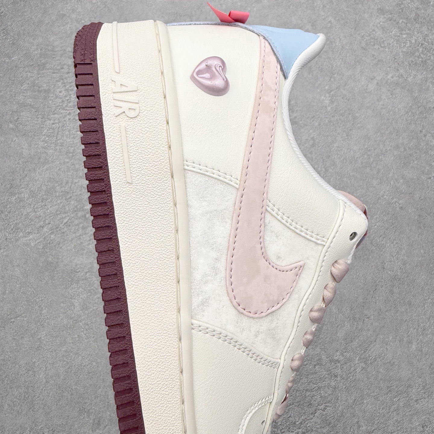 图片[6]-＃XT纯原 NK Air Force 1 Low 空军一号时尚舒适防滑耐磨低帮板鞋 IQ4937-161 顶级批次 2022全新楦头鞋型 鱼鳞大底 历时开发三个月 清洁度完美 二维码鞋标 内置芯片及solo气垫 大底高度及其弧度依照正品 钢印 logo刺绣 鞋口弧度 鞋头长度 鞋面冲孔 鞋垫背胶及钢印 完美鞋型对比正品 每一处都是细节满满 柔软、弹性十足的缓震性能和出色的中底设计 横跨复古与现代的外型结合 造就出风靡全球 三十多年的Force 1 直到今天还深受青睐 实拍调校N版已经零色差零失真 百分百还原实物色彩所见即所得 不存在货不对板色差等低级问题 选购参考实物拍摄 不混卖不参货 只用心做好货严格选品 承诺混一赔十 尺码：36 36.5 37.5 38 38.5 39 40 40.5 41 42 42.5 43 44 44.5 45-选品中心
