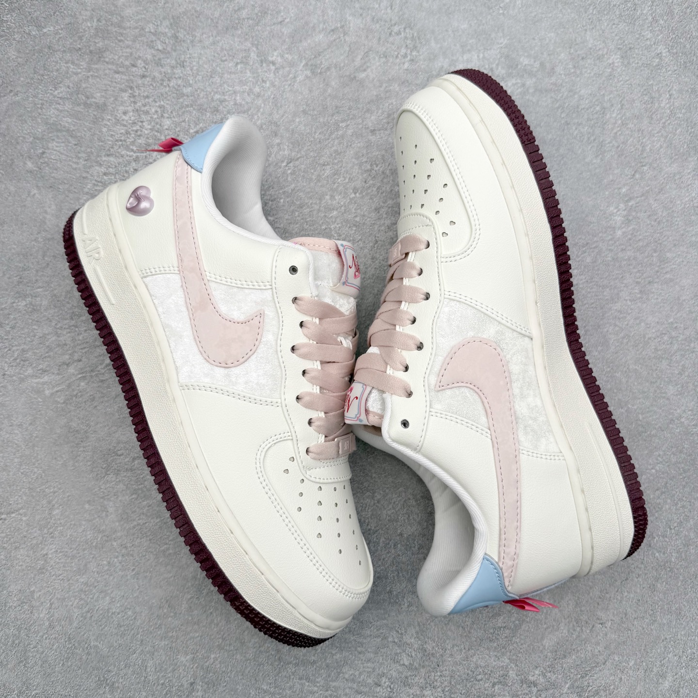 图片[3]-＃XT纯原 NK Air Force 1 Low 空军一号时尚舒适防滑耐磨低帮板鞋 IQ4937-161 顶级批次 2022全新楦头鞋型 鱼鳞大底 历时开发三个月 清洁度完美 二维码鞋标 内置芯片及solo气垫 大底高度及其弧度依照正品 钢印 logo刺绣 鞋口弧度 鞋头长度 鞋面冲孔 鞋垫背胶及钢印 完美鞋型对比正品 每一处都是细节满满 柔软、弹性十足的缓震性能和出色的中底设计 横跨复古与现代的外型结合 造就出风靡全球 三十多年的Force 1 直到今天还深受青睐 实拍调校N版已经零色差零失真 百分百还原实物色彩所见即所得 不存在货不对板色差等低级问题 选购参考实物拍摄 不混卖不参货 只用心做好货严格选品 承诺混一赔十 尺码：36 36.5 37.5 38 38.5 39 40 40.5 41 42 42.5 43 44 44.5 45-选品中心