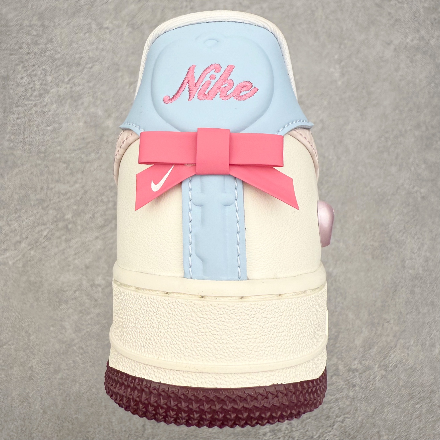 图片[8]-＃XT纯原 NK Air Force 1 Low 空军一号时尚舒适防滑耐磨低帮板鞋 IQ4937-161 顶级批次 2022全新楦头鞋型 鱼鳞大底 历时开发三个月 清洁度完美 二维码鞋标 内置芯片及solo气垫 大底高度及其弧度依照正品 钢印 logo刺绣 鞋口弧度 鞋头长度 鞋面冲孔 鞋垫背胶及钢印 完美鞋型对比正品 每一处都是细节满满 柔软、弹性十足的缓震性能和出色的中底设计 横跨复古与现代的外型结合 造就出风靡全球 三十多年的Force 1 直到今天还深受青睐 实拍调校N版已经零色差零失真 百分百还原实物色彩所见即所得 不存在货不对板色差等低级问题 选购参考实物拍摄 不混卖不参货 只用心做好货严格选品 承诺混一赔十 尺码：36 36.5 37.5 38 38.5 39 40 40.5 41 42 42.5 43 44 44.5 45-选品中心