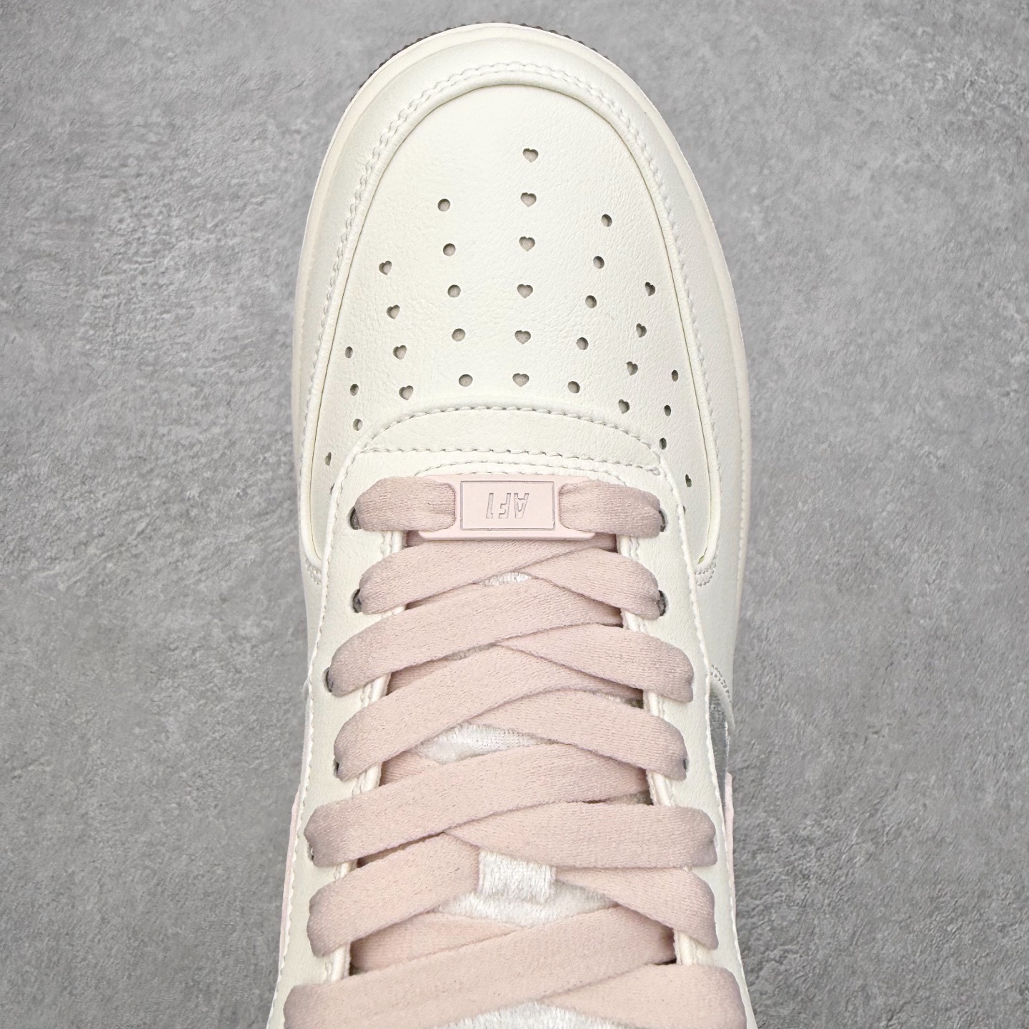 图片[4]-＃XT纯原 NK Air Force 1 Low 空军一号时尚舒适防滑耐磨低帮板鞋 IQ4937-161 顶级批次 2022全新楦头鞋型 鱼鳞大底 历时开发三个月 清洁度完美 二维码鞋标 内置芯片及solo气垫 大底高度及其弧度依照正品 钢印 logo刺绣 鞋口弧度 鞋头长度 鞋面冲孔 鞋垫背胶及钢印 完美鞋型对比正品 每一处都是细节满满 柔软、弹性十足的缓震性能和出色的中底设计 横跨复古与现代的外型结合 造就出风靡全球 三十多年的Force 1 直到今天还深受青睐 实拍调校N版已经零色差零失真 百分百还原实物色彩所见即所得 不存在货不对板色差等低级问题 选购参考实物拍摄 不混卖不参货 只用心做好货严格选品 承诺混一赔十 尺码：36 36.5 37.5 38 38.5 39 40 40.5 41 42 42.5 43 44 44.5 45-选品中心