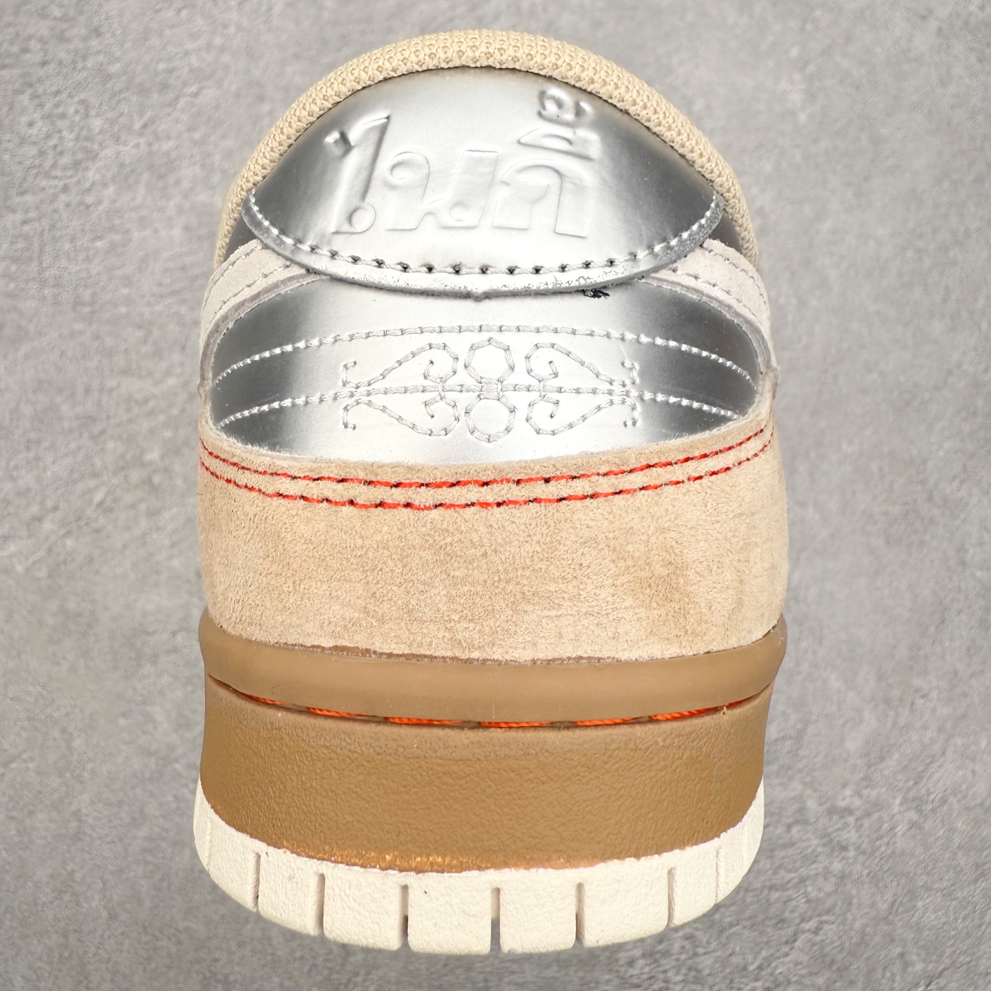 图片[8]-＃F版 NK Dunk SB Low 时尚舒适 防滑耐磨低帮板鞋 IB6206-701 实力大厂出品 新配色陆续开发 利润个位数只为口碑 全套原纸板楦头开发 确保原汁原味 完美呈现DUNK版型 一比一鞋头弧度高度鞋身弧度 此版本只针对中端市场 皮料材质有所更替 其他数据细节工艺流程均保持一致 绝不口嗨 细节品控鞋型随意对比 独家私模官方第六代原厂航空铝磨具打磨大底 鞋头坡度极致还原 无解鞋型 原盒原配 圈内天花板工艺 原厂玻璃冲刀 超高清洁度 全鞋零毛边皮料切割 原厂中底布点胶 中底布拉帮走线遵循公司 尺码：36 36.5 37.5 38 38.5 39 40 40.5 41 42 42.5 43 44 44.5 45 46-选品中心