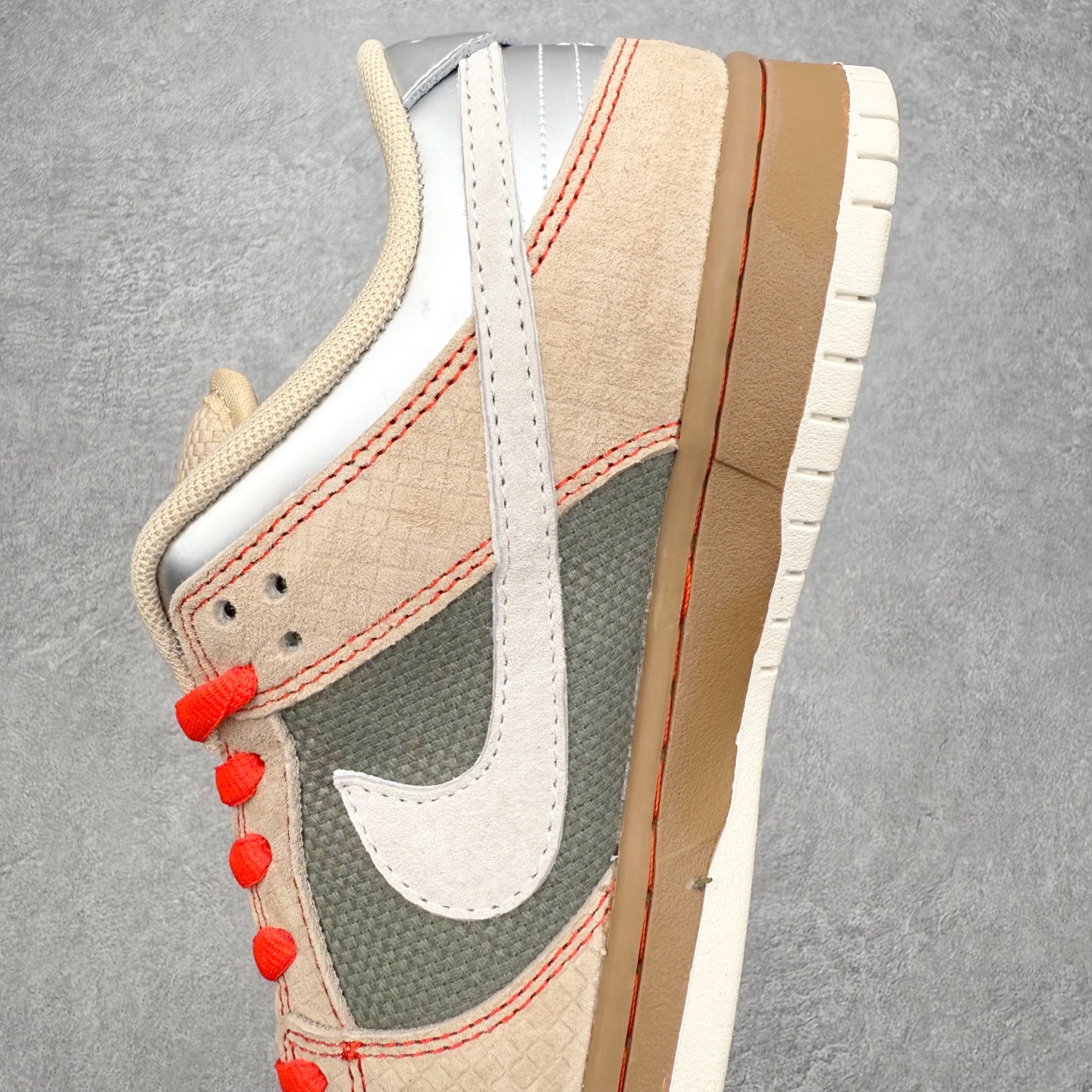 图片[7]-＃F版 NK Dunk SB Low 时尚舒适 防滑耐磨低帮板鞋 IB6206-701 实力大厂出品 新配色陆续开发 利润个位数只为口碑 全套原纸板楦头开发 确保原汁原味 完美呈现DUNK版型 一比一鞋头弧度高度鞋身弧度 此版本只针对中端市场 皮料材质有所更替 其他数据细节工艺流程均保持一致 绝不口嗨 细节品控鞋型随意对比 独家私模官方第六代原厂航空铝磨具打磨大底 鞋头坡度极致还原 无解鞋型 原盒原配 圈内天花板工艺 原厂玻璃冲刀 超高清洁度 全鞋零毛边皮料切割 原厂中底布点胶 中底布拉帮走线遵循公司 尺码：36 36.5 37.5 38 38.5 39 40 40.5 41 42 42.5 43 44 44.5 45 46-选品中心